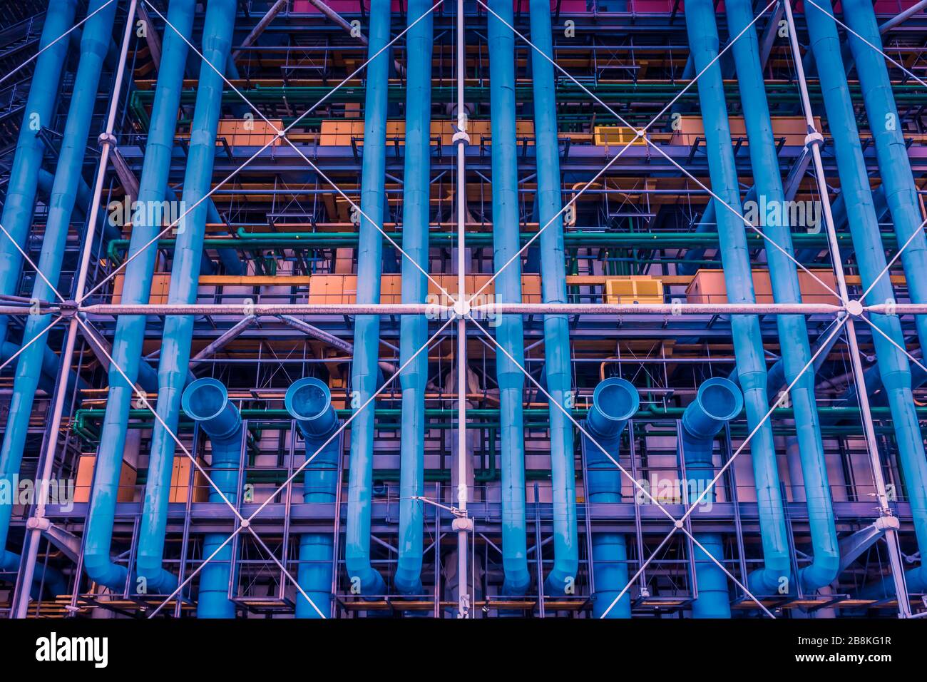 Eine abstrakte von blauen Pfeifen und gelben Schloten des Centre Pompidou, Paris, Frankreich Stockfoto