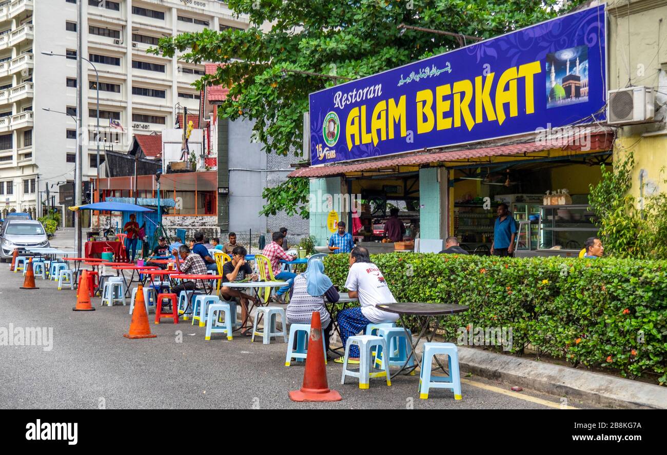 Im Restaurant Alam Berkat Jalan Doraisamy Street Kuala Lumpur Malaysia werden im Freien Mahlzeiten serviert. Stockfoto