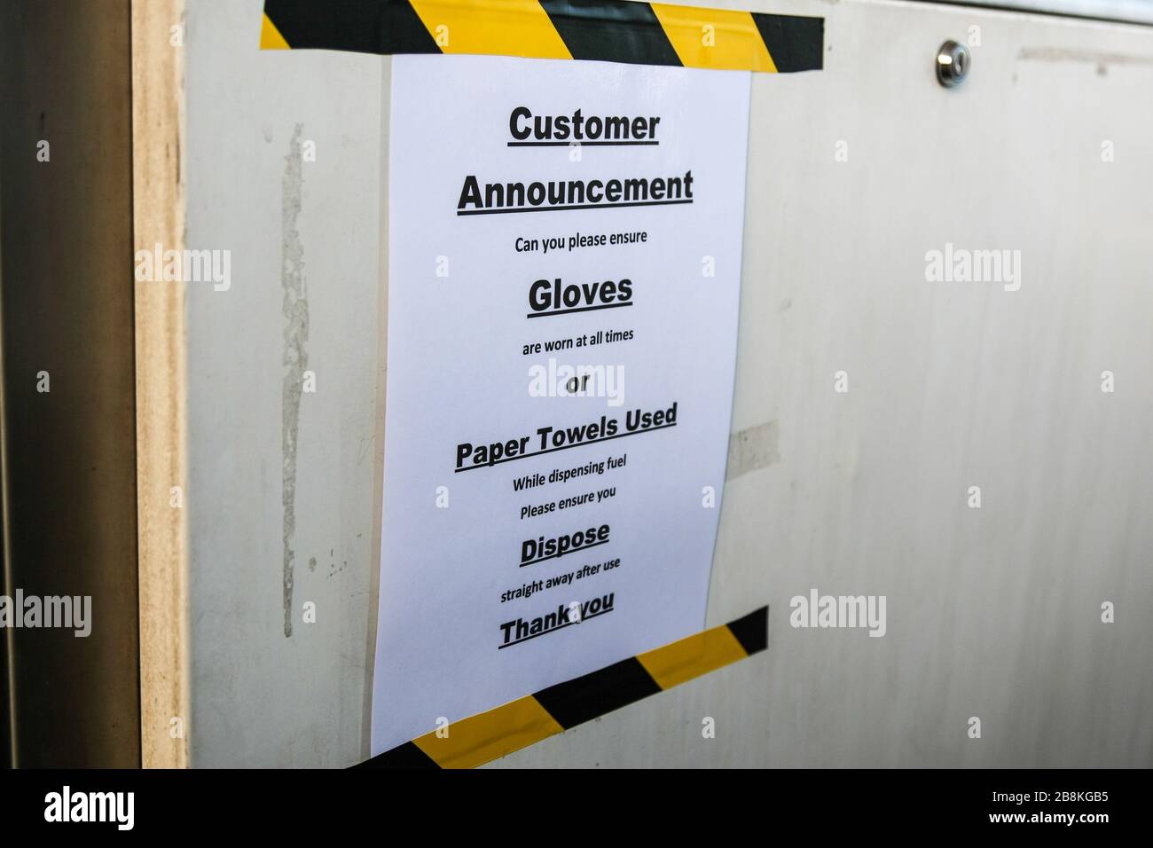 Birmingham, West Midlands, Großbritannien. März 2020. Tankstellen und Werkstätten fordern die Kunden auf, beim Befüllen ihrer Fahrzeuge Handschuhe zu tragen, da die Gefahr besteht, den COVID-19-Virus durch direkten Kontakt zu verbreiten. Kredit: Peter Lopeman/Alamy Live News Stockfoto