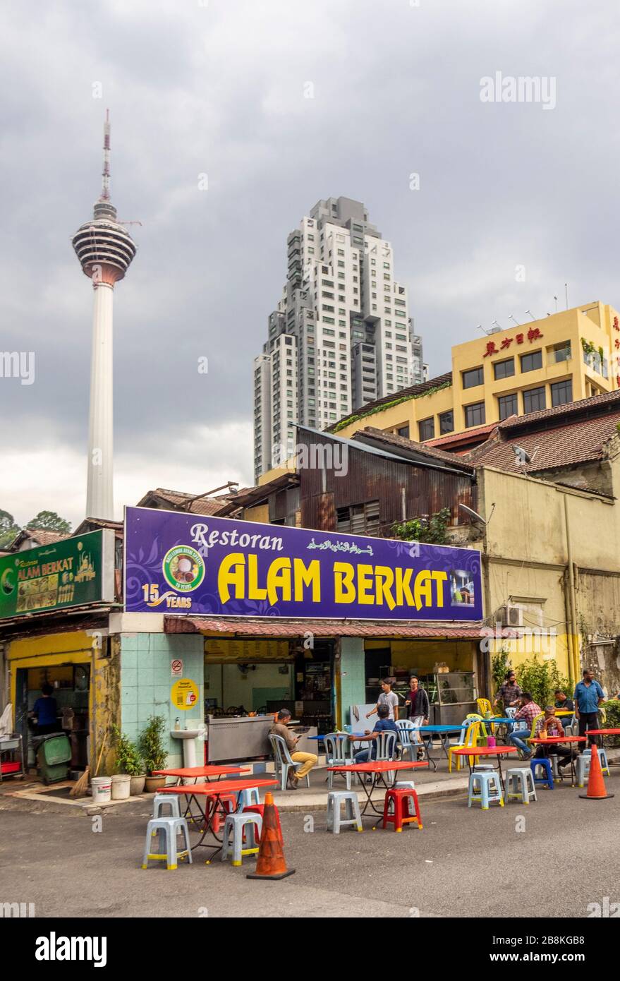 Abendessen im Freien im Restaurant Alam Berkat Jalan Doraisamy Street und KL Tower im Hintergrund Kuala Lumpur Malaysia. Stockfoto