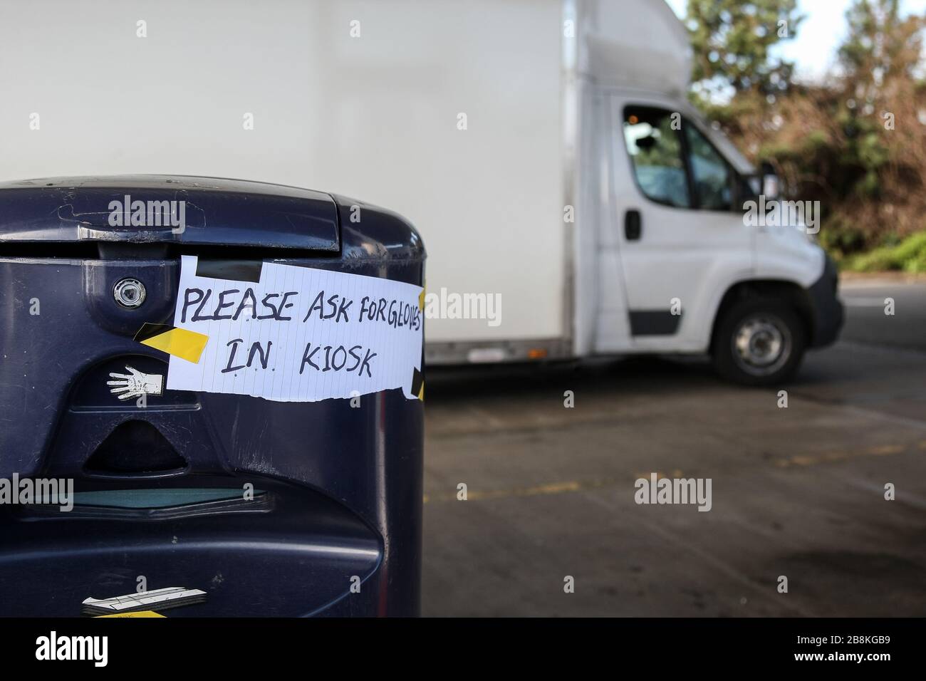 Birmingham, West Midlands, Großbritannien. März 2020. Tankstellen und Werkstätten fordern die Kunden auf, beim Befüllen ihrer Fahrzeuge Handschuhe zu tragen, da die Gefahr besteht, den COVID-19-Virus durch direkten Kontakt zu verbreiten. Kredit: Peter Lopeman/Alamy Live News Stockfoto