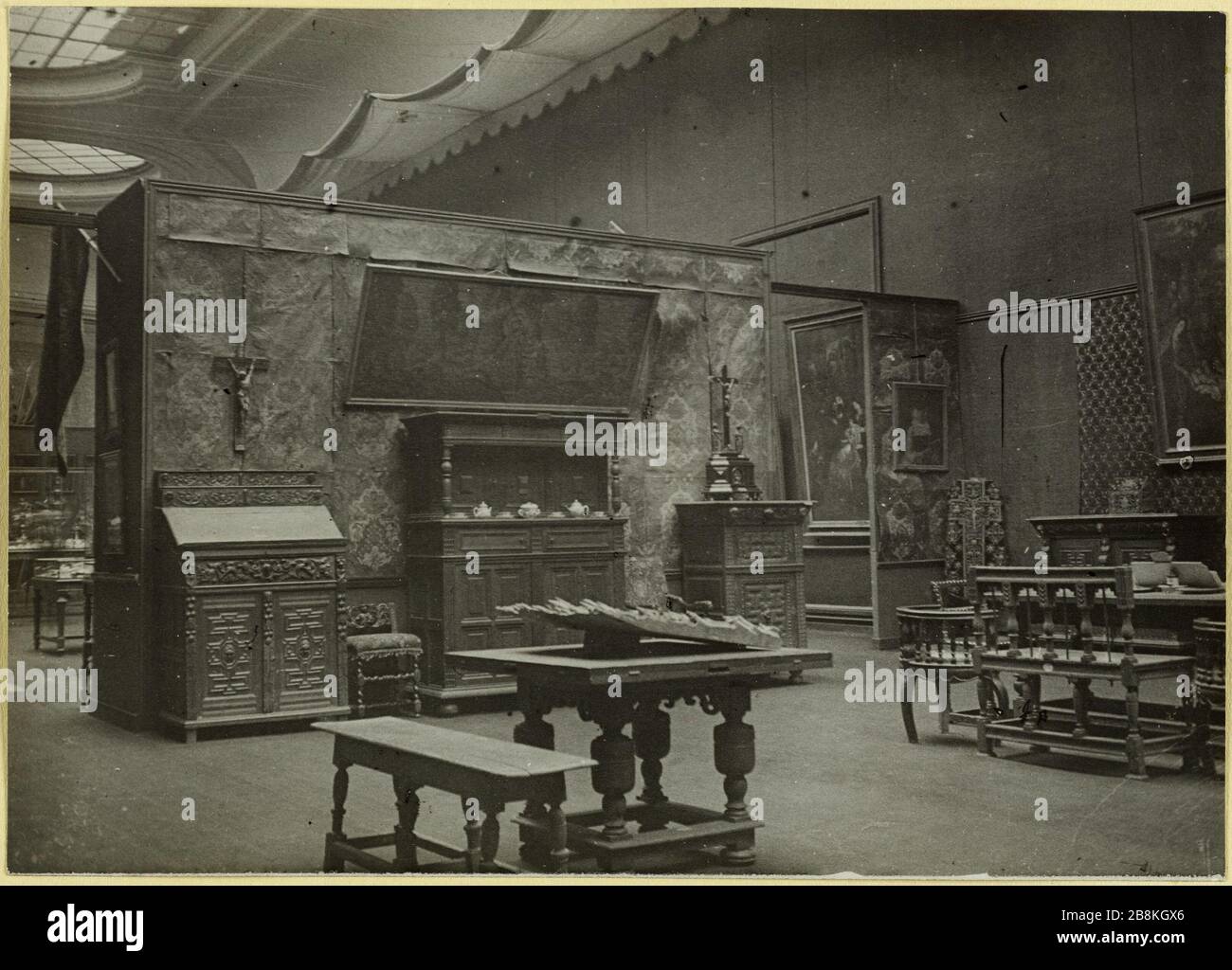 Ausstellung belgische Antiquitäten im Petit Palais. Objekte und Möbel in Kunst und kostbaren Objekten Ausstellung von Werken, die in Belgien in der Region Yser, 8. Bezirk, Paris, 1916-1917 Anonyme gerettet wurden. Exposition d'antiquités Belges au Petit-Palais. Objet et mobilier présentés dans l'Exposition d'oeuvres d'Art et d'objet précieux sauvés en Belgique dans la Région de l'Yser, 8ème arronarronarronoire, Paris, 1916-1917. Tirage au gélatino-bromure d'argent. 1916-1917. Paris, musée Carnavalet. Stockfoto