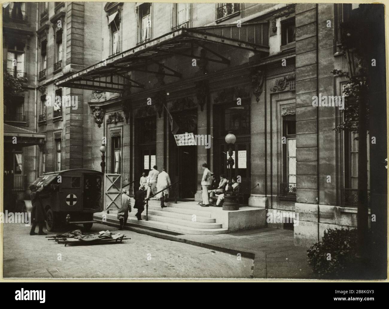 Ambulanz Co. Lyon. Ankunft schwer verletzt. Ankunft von Schwerverletzten in einem Krankenwagen der Gesellschaft von Lyon (158), 88 rue Saint-Lazare 9. Bezirk, Paris, 1914-1918 Anonyme. Ambulance de la Cie de Lyon. Arrivée de Grands Blessés. Arrivée de grands blessés dans une Ambulance de la Compagnie de Lyon (Nr. 158), 88 rue Saint-Lazare, 9 ème arronoire, Paris, 1914-1918. Tirage au gélatino-bromure d'argent. 1914-1918. Paris, musée Carnavalet. Stockfoto