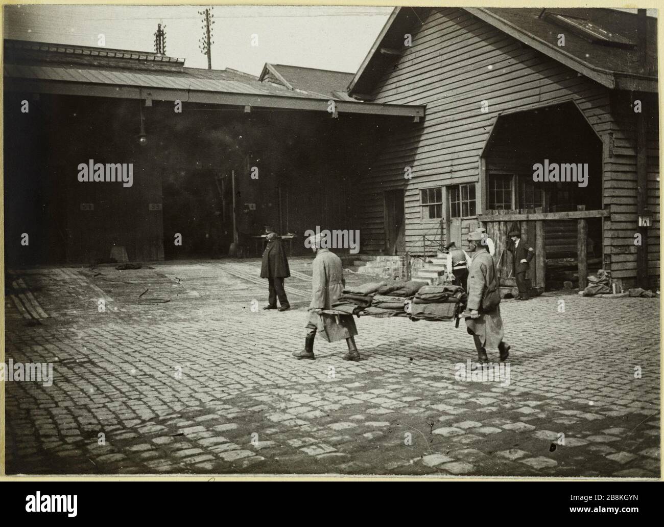 Ankunft der verwundeten Chapel Station: Matratzentransport. Matratzentransport zur Station der Kapelle, die in ein Militärkrankenhaus, Paris, 1916-1918 Anonyme verwandelt wurde. Arrivée des blessés gare de la Chapelle: Transport de matelas. Transport de matelas à la gare de la Chapelle transformée en hôpital militaire, Paris, 1916-1918. Tirage au gélatino-bromure d'argent. 1916-1918. Paris, musée Carnavalet. Stockfoto