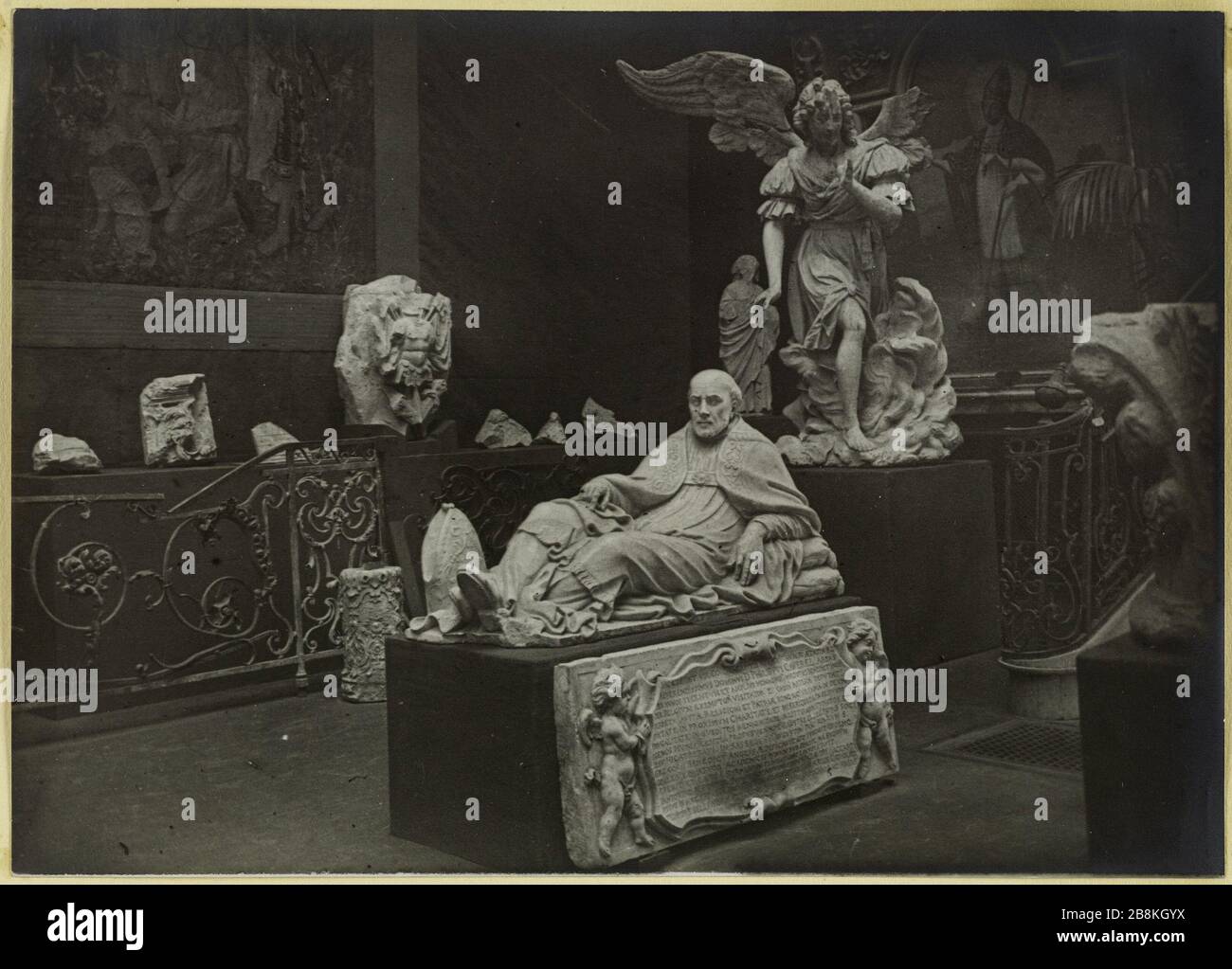 Ausstellung belgische Antiquariate im Petit Palais. Objekte aus Arras in der Ausstellung von Kunstwerken verstümmelt oder aus vom Feind verwüsteten Gebieten, Petit Palais, 8. Pariser Bezirk, 1916-1917 Anonyme. Exposition d'antiquitées Belges au Petit-Palais. Objets provenant d'Arras présentés dans l'Exposition des oeuvres d'Art mutiées ou provenant des Régions dévastées par l'ennemi, Petit Palais, 8ème arronarronarronoire, Paris, 1916-1917. Tirage au gélatino-bromure d'argent. 1916-1917. Paris, musée Carnavalet. Stockfoto