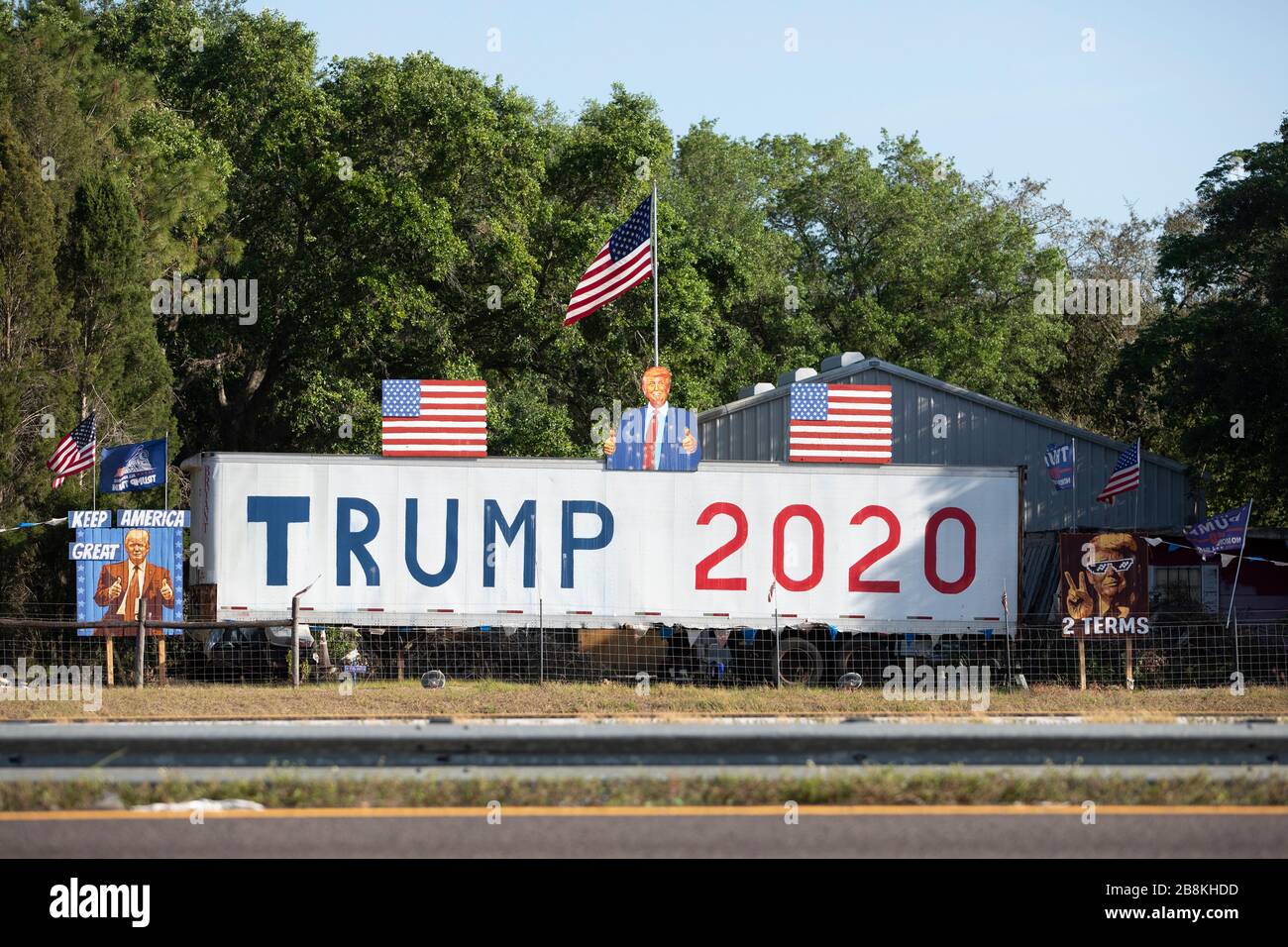 Floridianer zeigen ihre Unterstützung für die Wiederwahlkampagne von Präsident Trump 2020 mit Straßenschildern Stockfoto