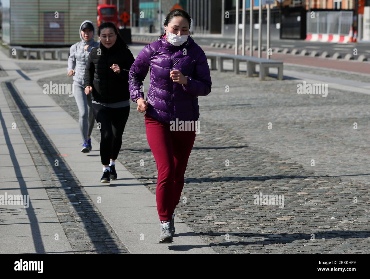 Die Menschen befolgen die Richtlinien zur sozialen Distanzierung, während sie sich für einen Lauf in Dublins Innenstadt begeben. Stockfoto