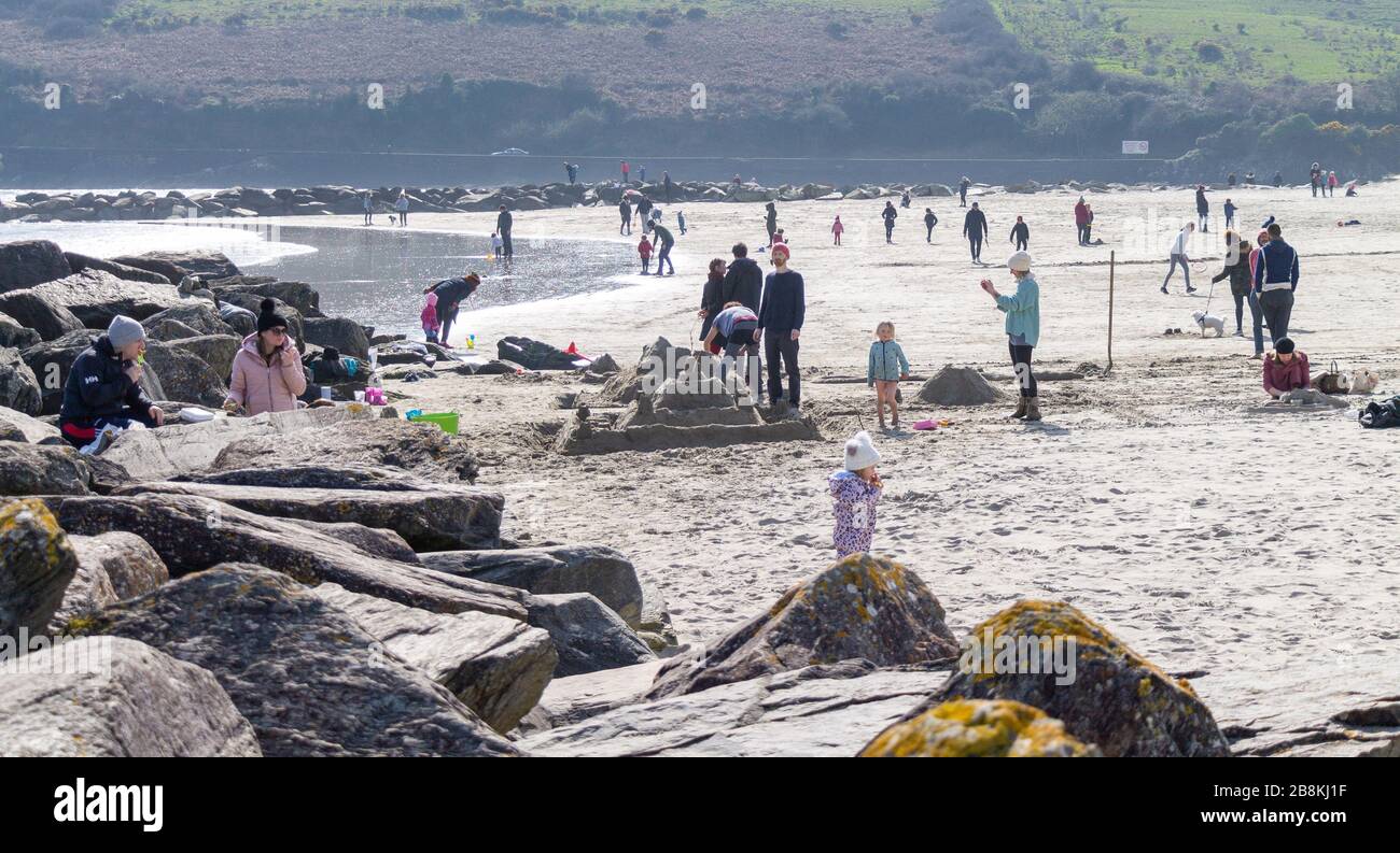 Rosscarbery, West Cork, Irland. März 2020. Ein schöner sonniger Tag brachte die Familien am Muttertag in den Genuss frischer Luft, während sie sich am Strand ausbreiteten. Kredit: Aphperspektive/Alamy Live News Stockfoto
