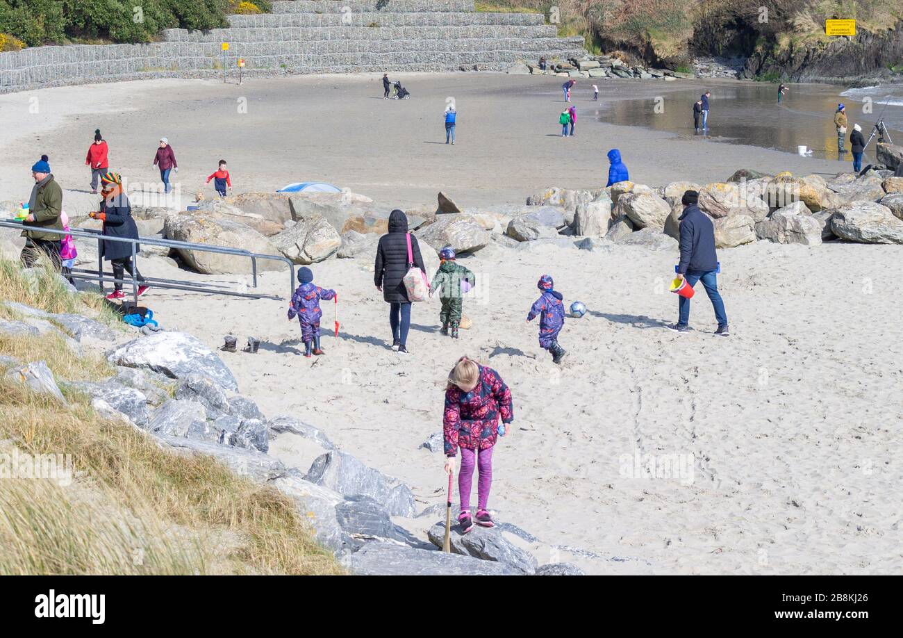 Rosscarbery, West Cork, Irland. März 2020. Ein schöner sonniger Tag brachte die Familien am Muttertag in den Genuss frischer Luft, während sie sich am Strand ausbreiteten. Kredit: Aphperspektive/Alamy Live News Stockfoto