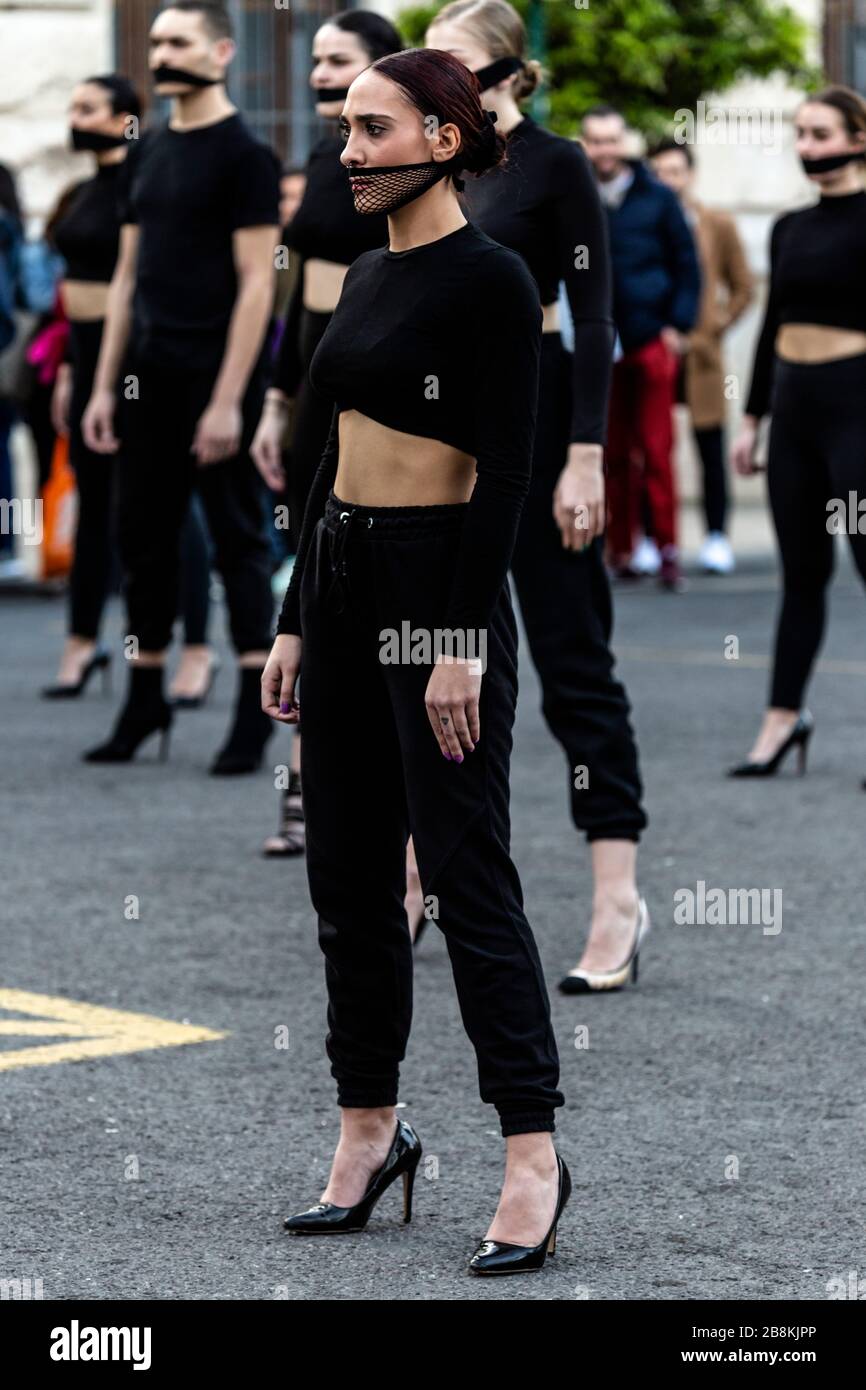 Tanz-Truppe in schwarz gekleidet mit Gesichtsmasken über dem Mund, internationaler Frauentag 2020, Valencia, Spanien. Stockfoto