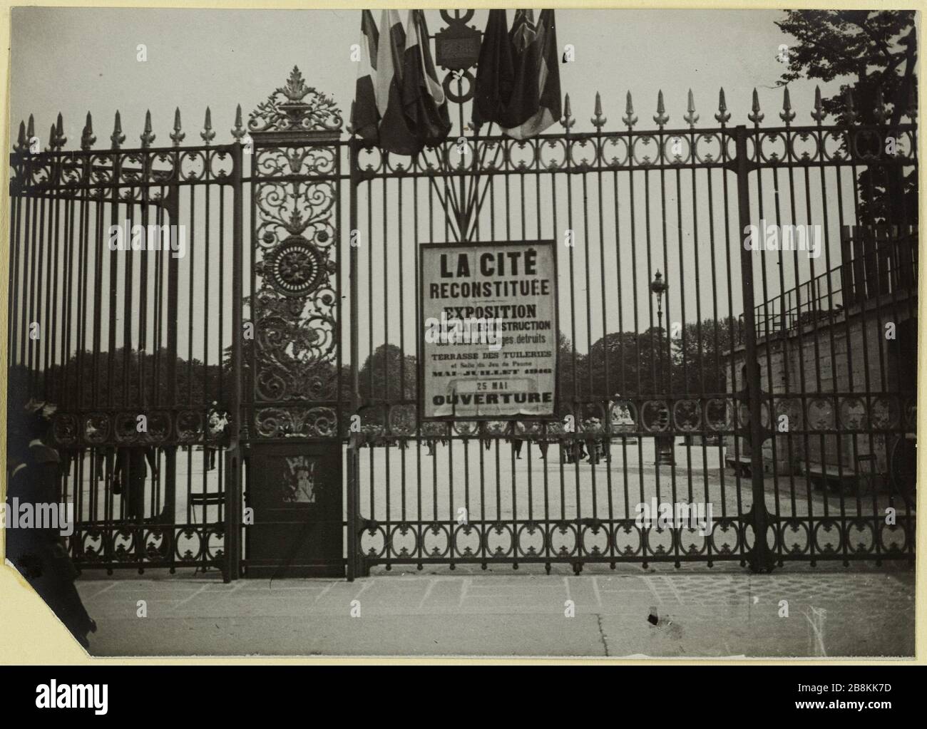 Tuileries: Die rekonstituierte Stadt. Ausstellung Plakat von La Cité rekonstituiert in den Tuileries Gärten, 1. Bezirk, Paris, vom 23. Mai bis 15. August 1916. Anonyme. Aux Tuileries : la Cité reconstituée. Affiche de l'Exposition de La Cité reconstituée dans les jardins des Tuileries, 1er arrondiere, Paris, du 23 Mai au 15 août 1916. Tirage au gélatino-bromure d'argent. 23 Mai 1916-15 août 1916. Paris, musée Carnavalet. Stockfoto