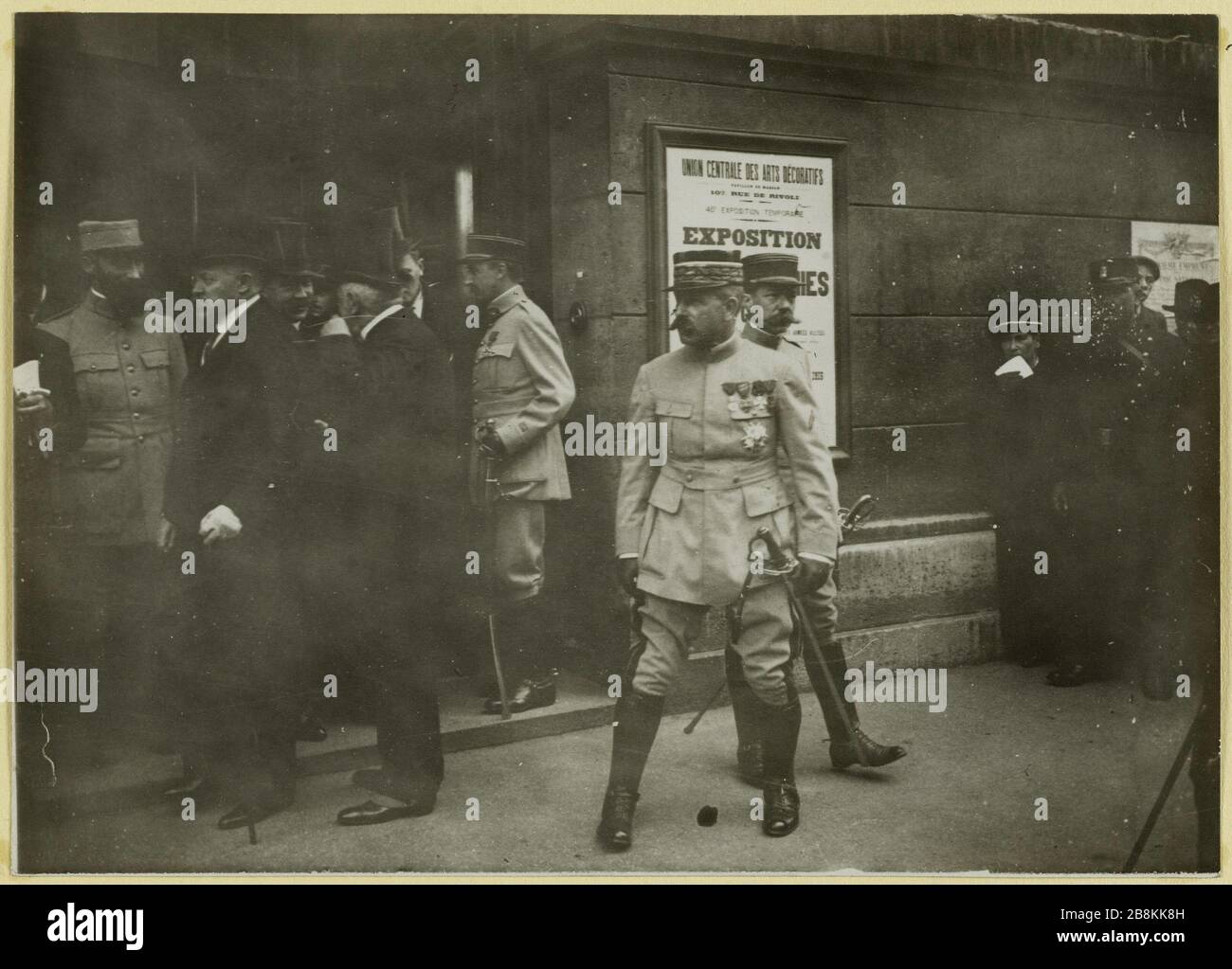 Einweihung der Ausstellung von Fotos von der Ankunft der Stirn von General Dubail. Ankunft von General Auguste Dubail bei der Einweihung der Ausstellung von Fotos der Vorderseite, 107 rue de Rivoli, 1. Bezirk, Paris, 1610 Anonyme. Inauguration de l'Exposition des photos du Front arrivée du général Dubail. Arrivée du Général Auguste Dubail à l'Inauguration de l'Exposition des photograpies du Front, 107 rue de Rivoli, 1er arrondellement, Paris, 1916. Tirage au gélatino-bromure d'argent. 1916-1916. Paris, musée Carnavalet. Stockfoto