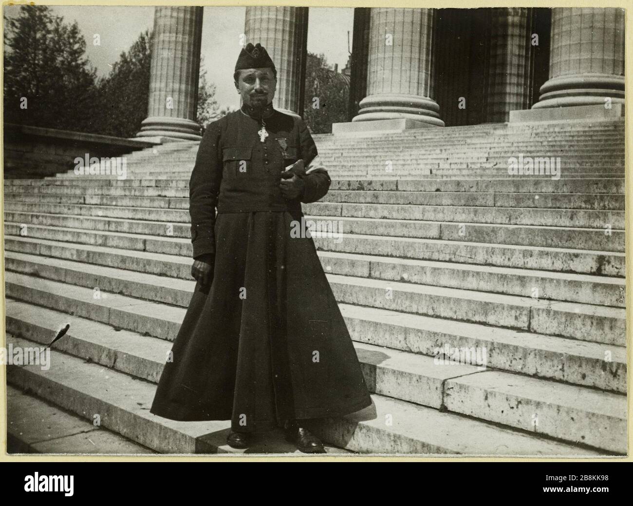 Monsignor Lafitte, Militärkaplan, Sekretär des Kardinals von Florenz. Monsignor Lafitte, Militärkaplan, Sekretär des Kardinals von Florenz, vor der Madeleine-Kirche, 8. Pariser Bezirk, während des zweiten Weltkriegs Anonyme. Monseigneur Lafitte, aumônier militaire, secrétaire du cardinal de Florence. Monseigneur Lafitte, aumônier militaire, secrétaire du Cardinal de Florence, devant l'église de la Madeleine, 8ème arronoire, Paris, durant la Première Guerre mondiale. Tirage au gélatino-bromure d'argent. 1914-1918. Paris, musée Carnavalet. Stockfoto
