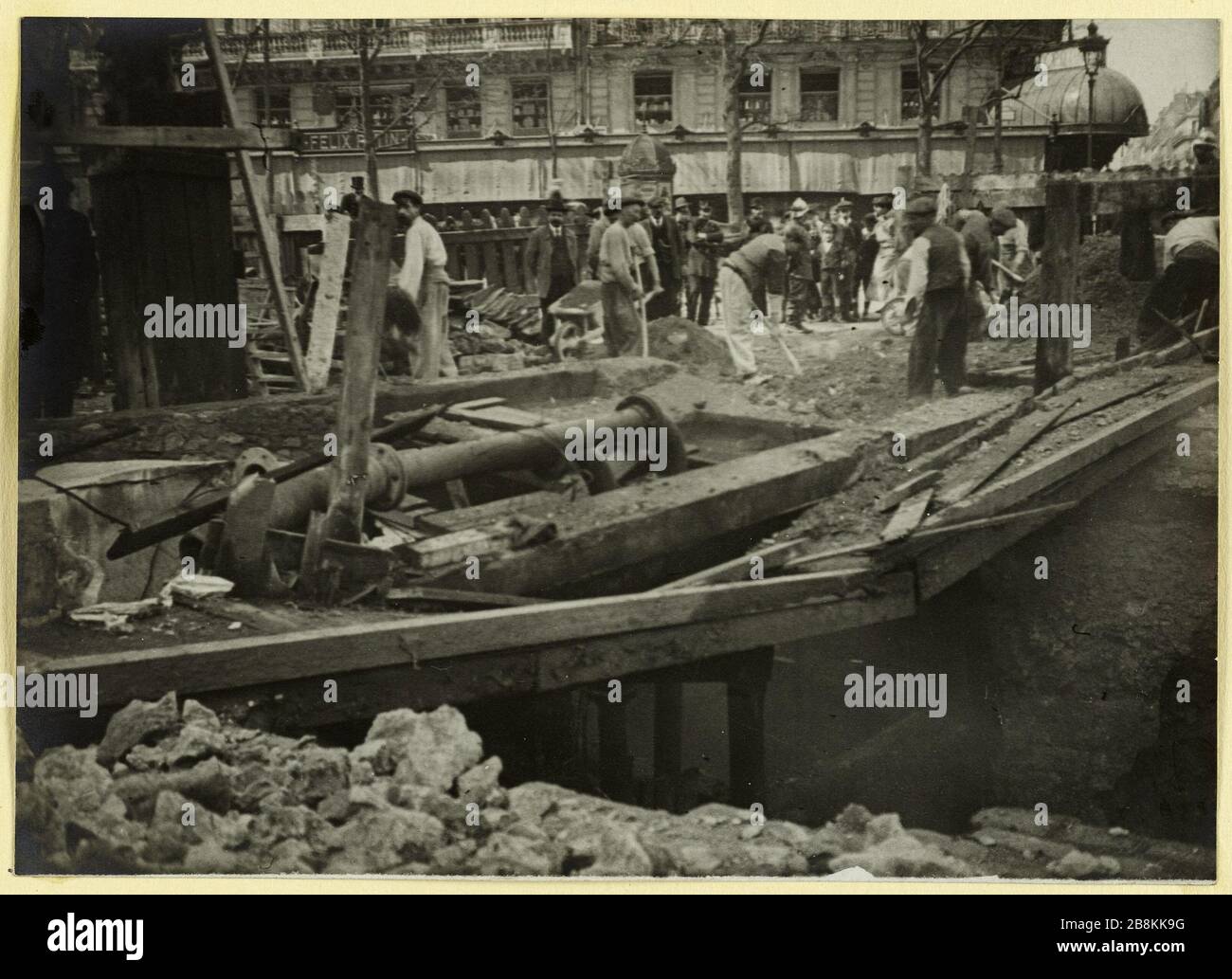 Place St Augustine, der die U-Bahn baggt. Ausgrabungsmetro, Place Saint-Augustin, 8. Bezirk, Paris, 17. Juni 1914 Anonyme. Place St. Augustin: L'Grabung au métro. Ausgrabung au métro, Place Saint-Augustin, 8ème-Gebiet, Paris, le 17 juin 1914. Tirage au gélatino-bromure d'argent. 17 Juin 1914-17 Juin 1914. Paris, musée Carnavalet. Stockfoto