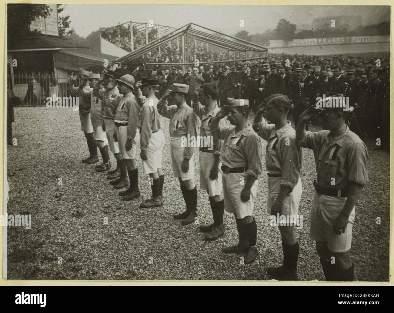 Fußballspiel der 20. Soldaten gegen den Körper A.S.F, 1. Oktober 1918: 20. Körpermannschaft. Soldaten des 20. Körpers beugen sich beim Fußballspiel gegen die A.S.F., Paris, 1. Oktober 1918. Anonyme. Match de Football des soldats du 20e corps contre l'A.S.F, 1er octobre 1918 : équipe du 20e corps. Soldats du 20e corps saluant à l'event du match de football contre l'A.S.F., Paris, le 1er octobre 1918. Musée Carnavalet, Histoire de Paris Stockfoto