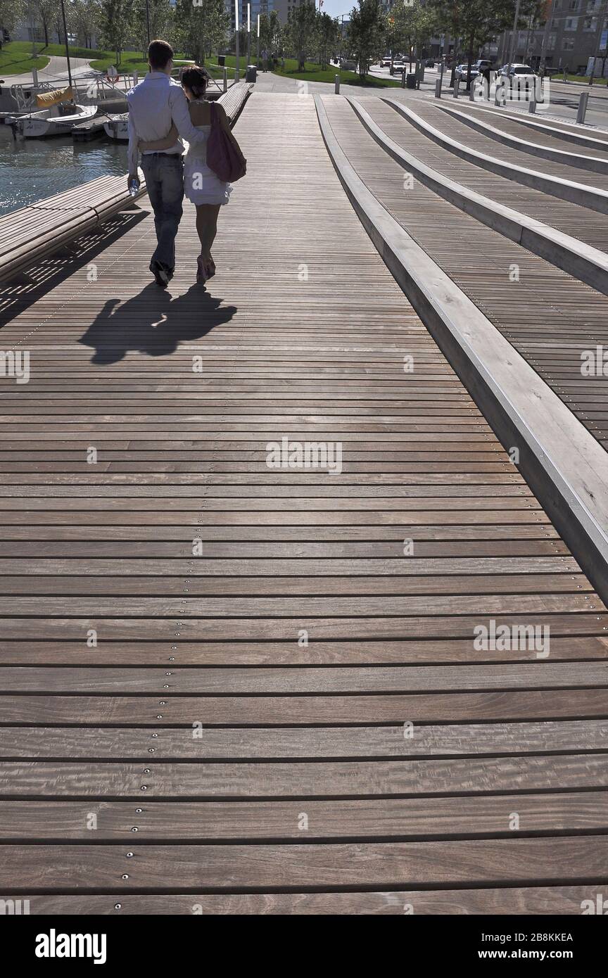 Junges Paar, das auf der Promenade am Wasser in Toronto spazieren geht. Stockfoto