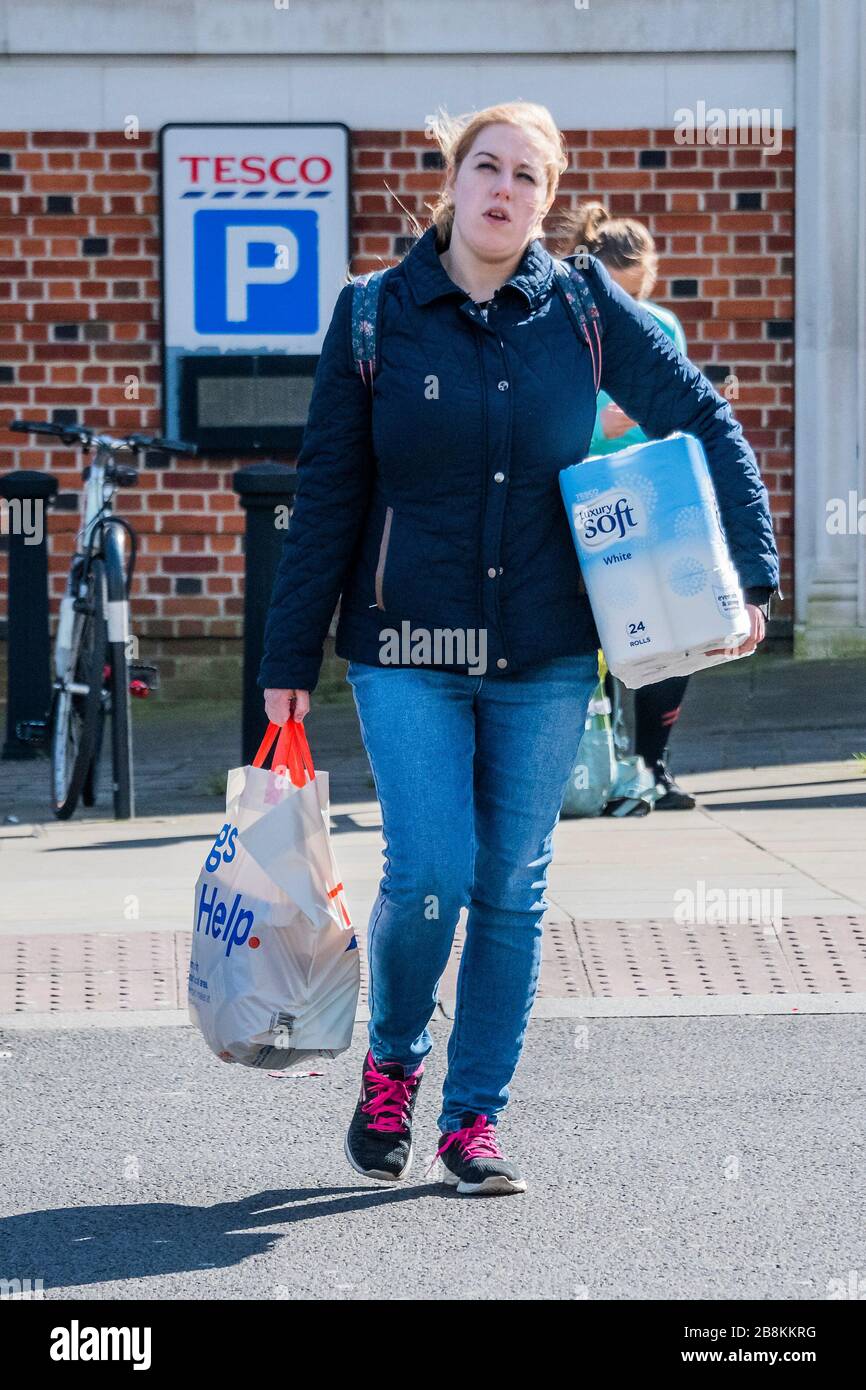Es scheint, dass sich der Mangel an toilettenrollen gelockert hat, zumindest bei den Clapham South Tescos. Seltsamerweise verkaufen sie es immer noch in riesigen Paketen mit 24 Stück - Anti Coronavirus (Covid 19) Ausbruch in London. Credit: Guy Bell/Alamy Live News Stockfoto