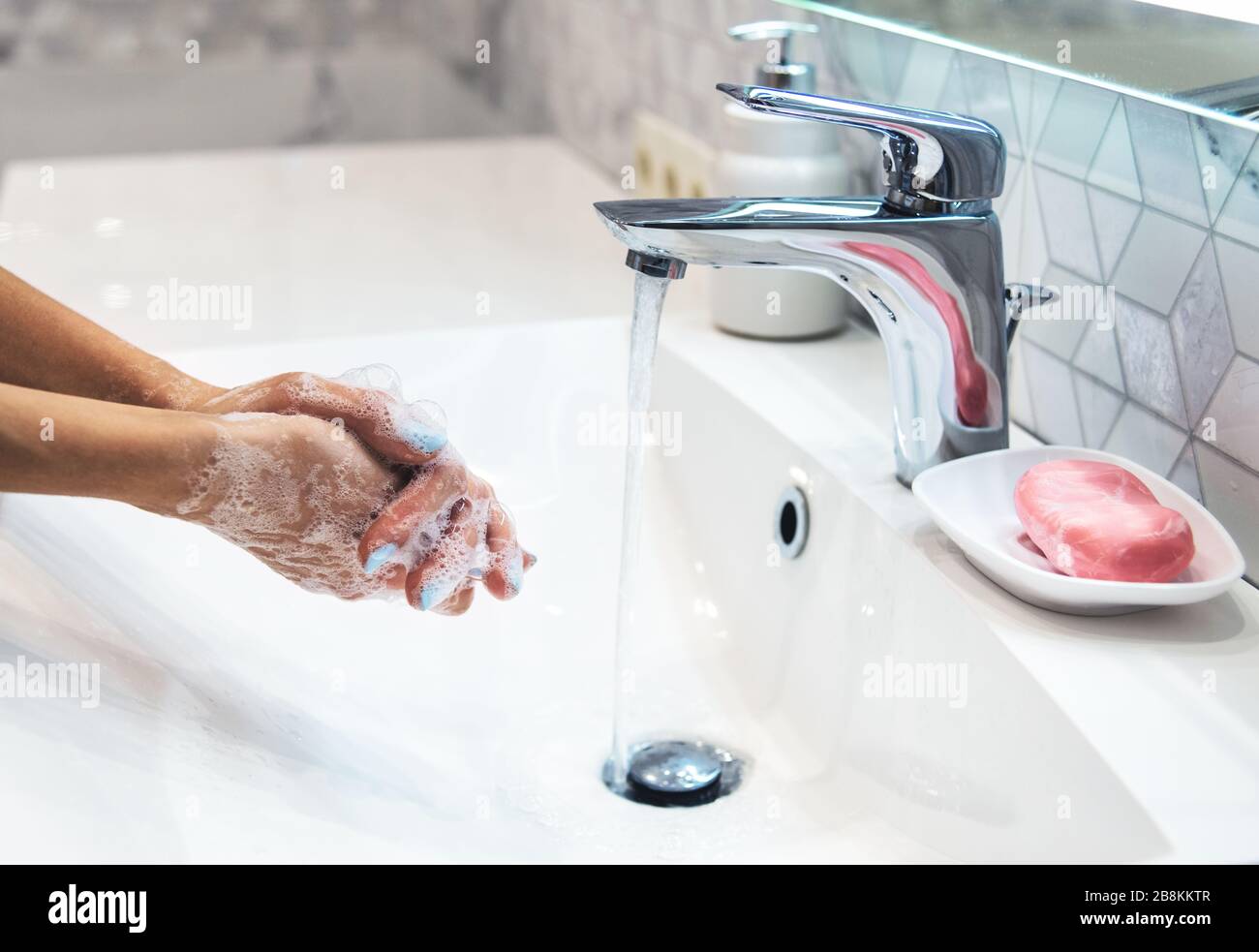 Frau wäscht die Hände mit Seife. Coronavirus-Pandemie. Covid-19 Stockfoto