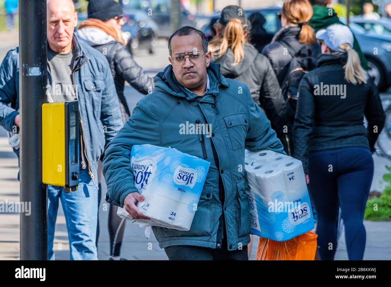 Es scheint, dass sich der Mangel an toilettenrollen gelockert hat, zumindest bei den Clapham South Tescos. Seltsamerweise verkaufen sie es immer noch in riesigen Paketen mit 24 Stück - Anti Coronavirus (Covid 19) Ausbruch in London. Credit: Guy Bell/Alamy Live News Stockfoto