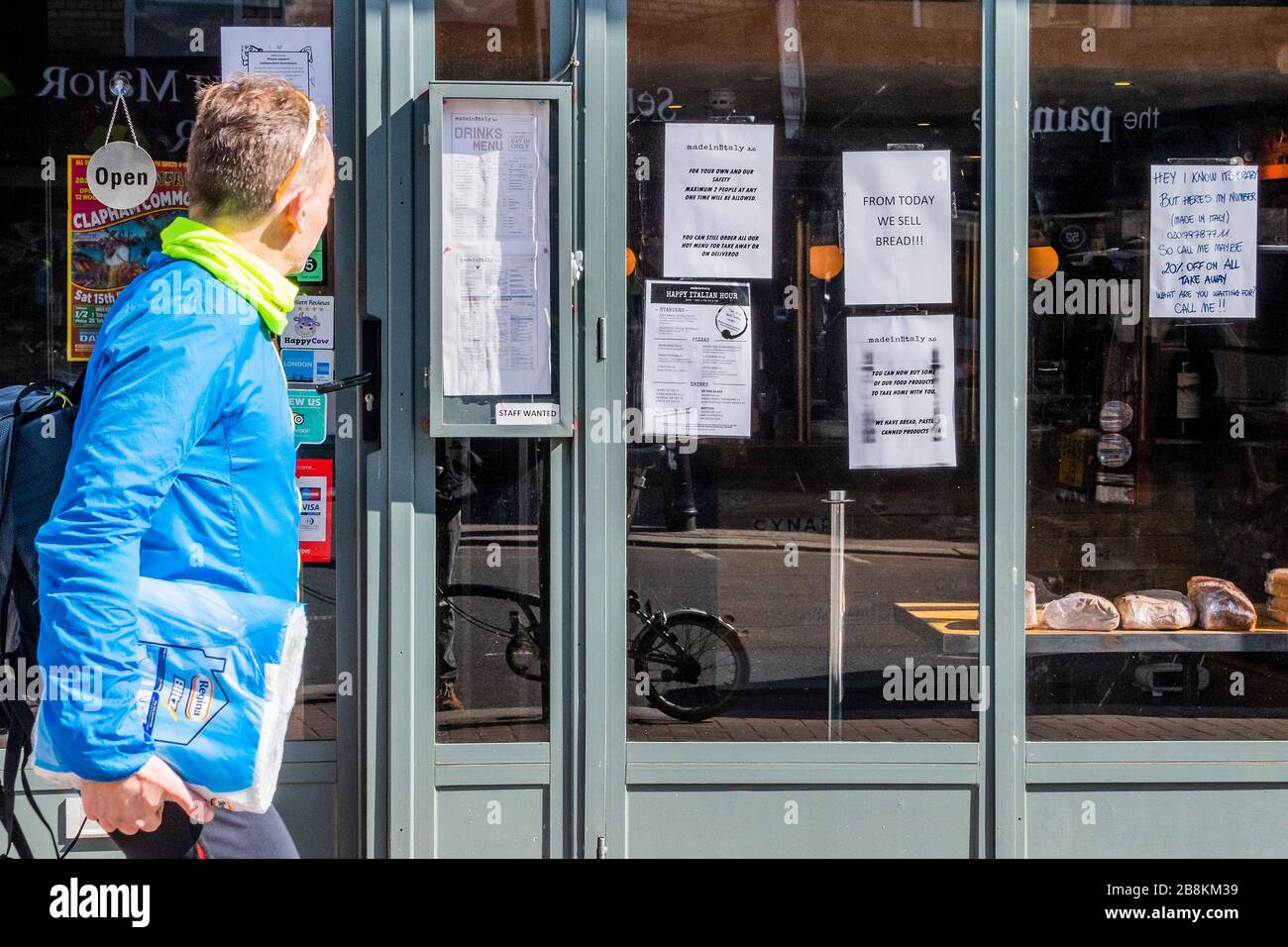 London, Großbritannien. März 2020. In Italien, einem Restaurant an der Northcote Road, werden Schilder mit einer Handynummer angebracht, die Lieferungen anbietet sowie frisch zubereitete Brot- und Lebensmittelartikel verkauft, die derzeit nicht verwendet werden können. Es dürfen nur zwei Personen gleichzeitig einreisen - ein Ausbruch gegen Coronavirus (Covid 19) in London. Credit: Guy Bell/Alamy Live News Stockfoto