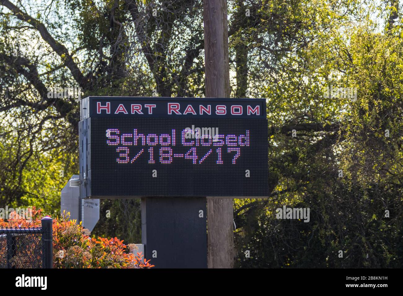 Hart Ransom Elementary School in Rural Wood Colony sign erzählt eine Geschichte der Corona-Virus-Pandemie vom 21. März 2020 Stockfoto