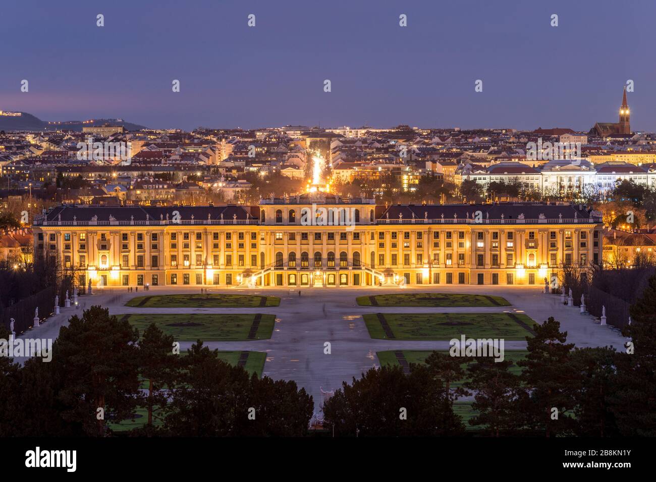 Nachtblick Auf Schloss Schonbrunn Wien Osterreich Stockfotografie Alamy