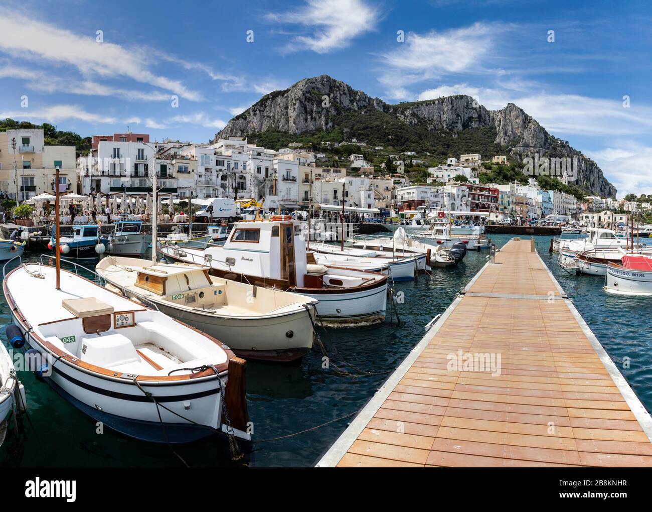 Boote an einem Anlegesteg, Hafen Marina Grande, Capri, Kampanien, Italien. Stockfoto