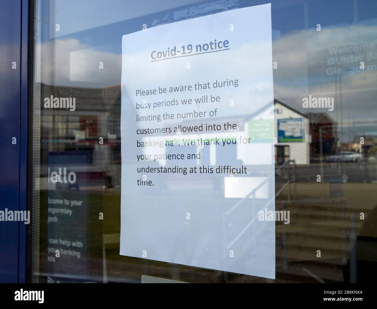 Soziale Distanzierung im Fenster einer ulster Bankfiliale in Glengormley newtownabizwischen Nordirland UK Stockfoto