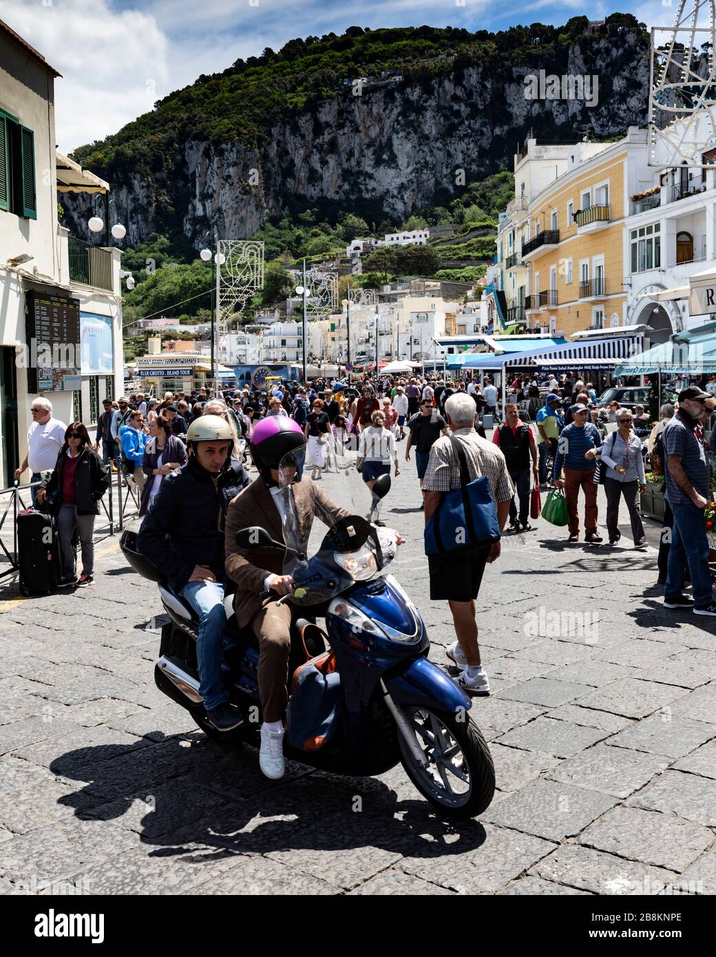 Fahrer und Lotsenfahrer auf einem Motorroller von Honda (Motorrad) Marina Grande, Capri, Kampanien, Italien. Stockfoto