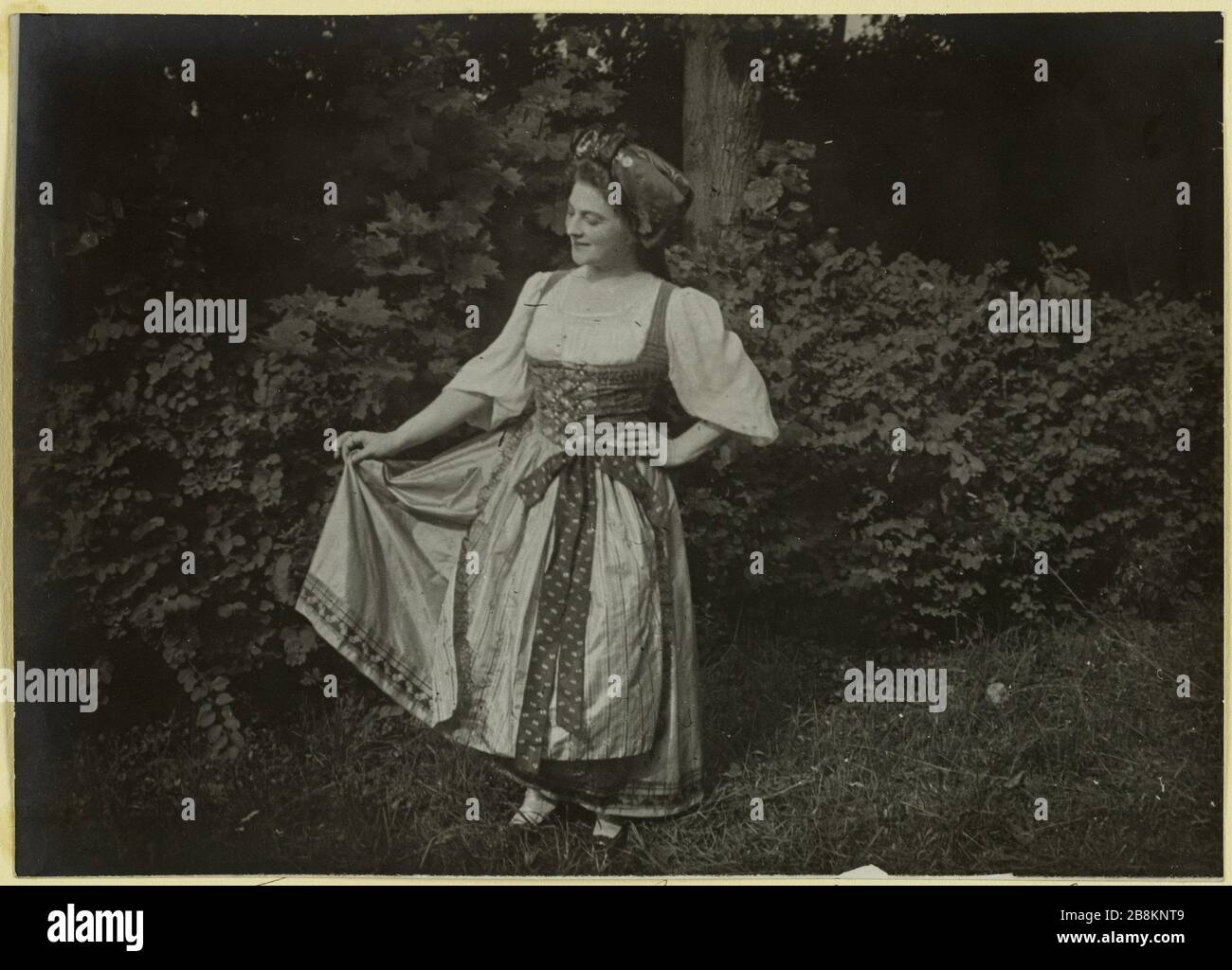 Tag im Livry Outdoor-Theater oder in Sevigne. Miss Miller von der Oper (2. Juli 1915). Meunier vermissen in elsässischer Tracht auf der Party im Théâtre de Verdure von Livry-Gargan oder Sevigne, Seine-Saint-Denis, 2. Juli 1915 Anonyme. Fête au théâtre de verdure de Livry ou la Sévigné. Mlle Meunier de l'Opéra en costüm alsacien. Seine-Saint-Denis, le 2 Juillet, im Jahr 1915. Musée Carnavalet, Histoire de Paris Stockfoto