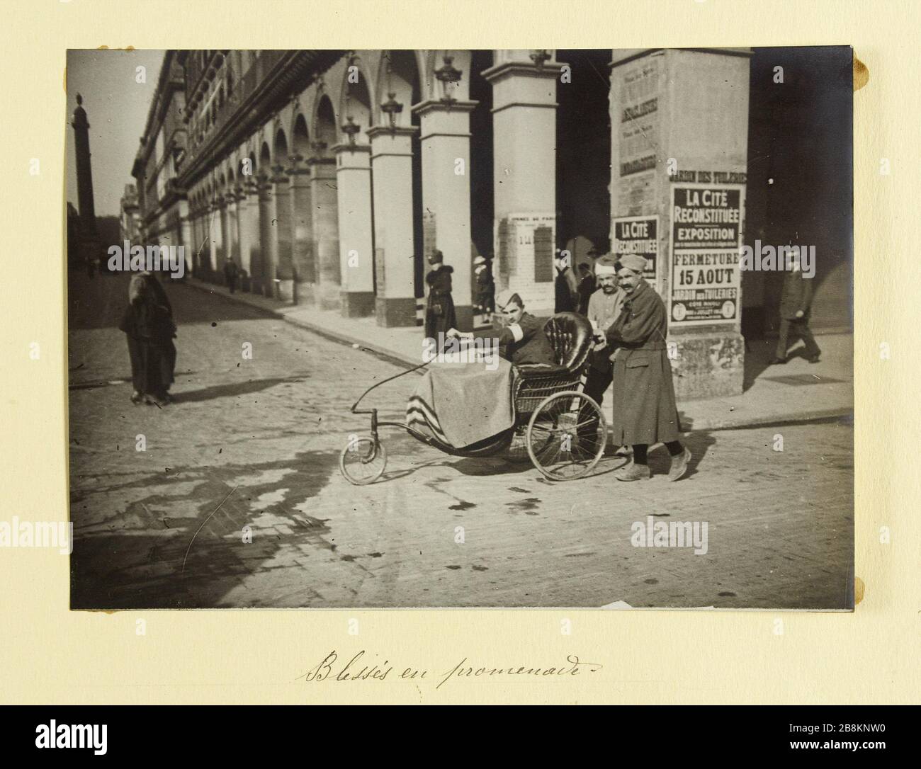 Soldaten verwundeten Kolonialtruppen, Ride, Straße des Friedens, 1. Bezirk, Paris, ca. Mai 1916. Verletzte Fahrt Guerre 1914-1918. Soldats des troupes coloniales Blessés, en Promenade, rue de la Paix. Paris (Ier arr.), Mai 1916. Paris, musée Carnavalet. Stockfoto