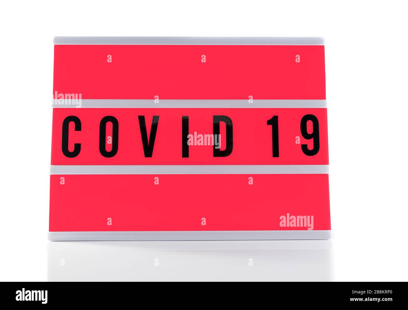 Covid 19-Virus-Konzeptbild mit Text in Schwarz auf rotem Hintergrund Stockfoto