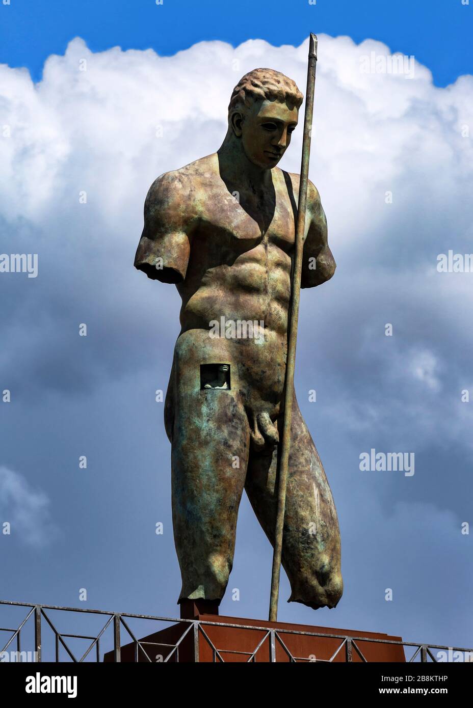 Igor Mitorajs Skulptur Daedalus in der Nähe des Tempels der Venus, Pompeji, Kampanien, Italien. Stockfoto