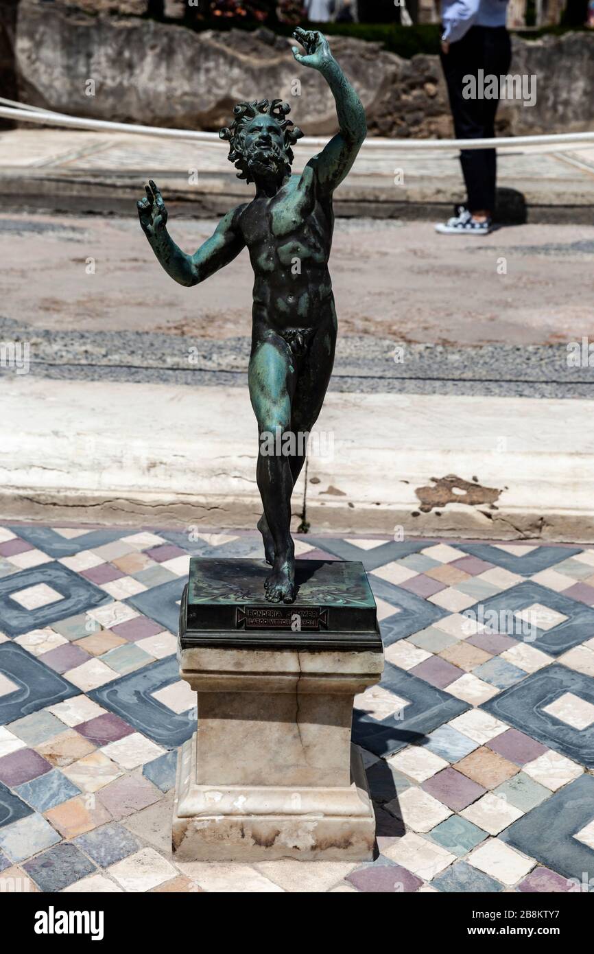 Tanzende Faun Statue im Haus der Faun, Kampanien, Pompeji, Italien Stockfoto