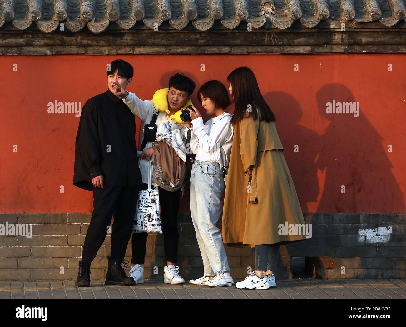 Peking, China. März 2020. Eine Gruppe chinesischer Filmstudenten, die keine Gesichtsmasken tragen, besuchen ein Touristengebiet, da die Bedrohung durch das tödliche Coronavirus (Covid-19) am Sonntag, 22. März 2020 in Peking verblasst. China hat zum ersten Mal seit Beginn der Pandemie keine neuen lokal übertragenen Coronavirus Fälle gemeldet. Foto von Stephen Shaver/UPI Credit: UPI/Alamy Live News Stockfoto