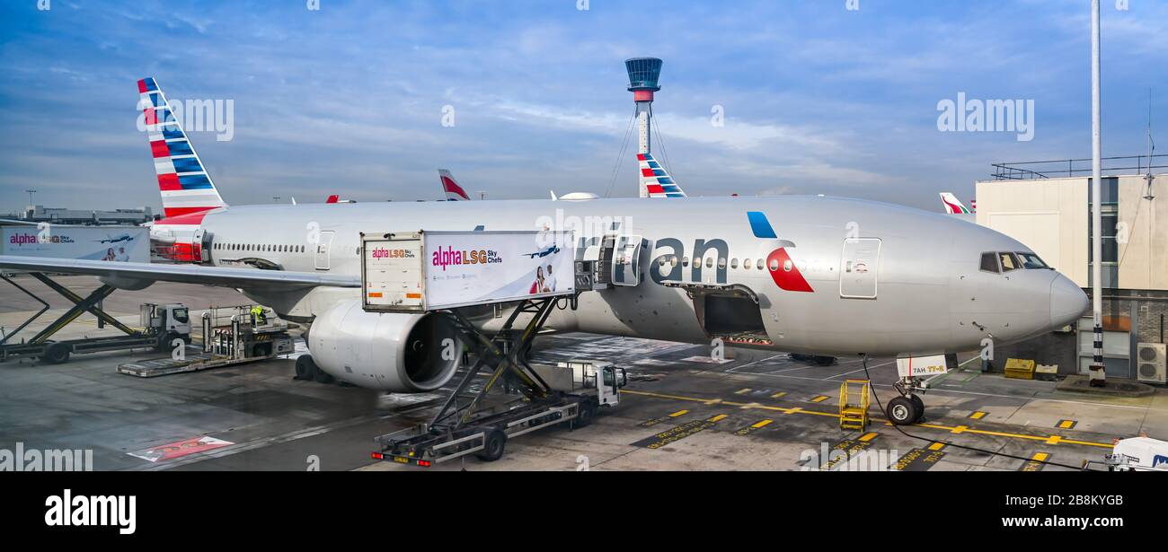 LONDON, ENGLAND - NOVEMBER 2018: Panoramablick auf ein Flugzeug der American Airlines am Flughafen London-Heathrow. In der Fluggastronomie wird ein LKW verladen Stockfoto