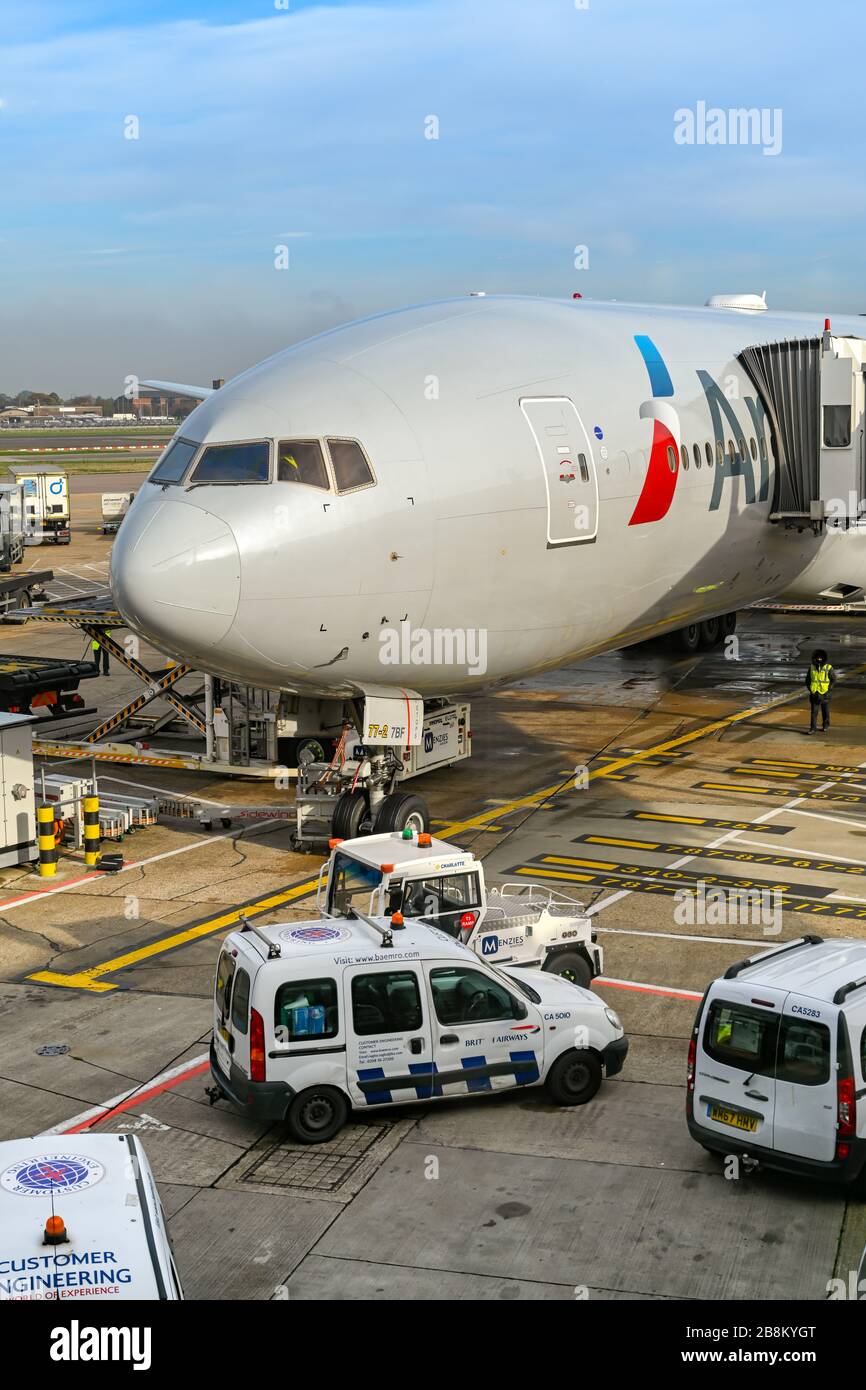 LONDON, ENGLAND - NOVEMBER 2018: Langstreckenflieger Boeing 777 der American Airlines, geparkt am Terminal 3 am Flughafen London-Heathrow. Stockfoto