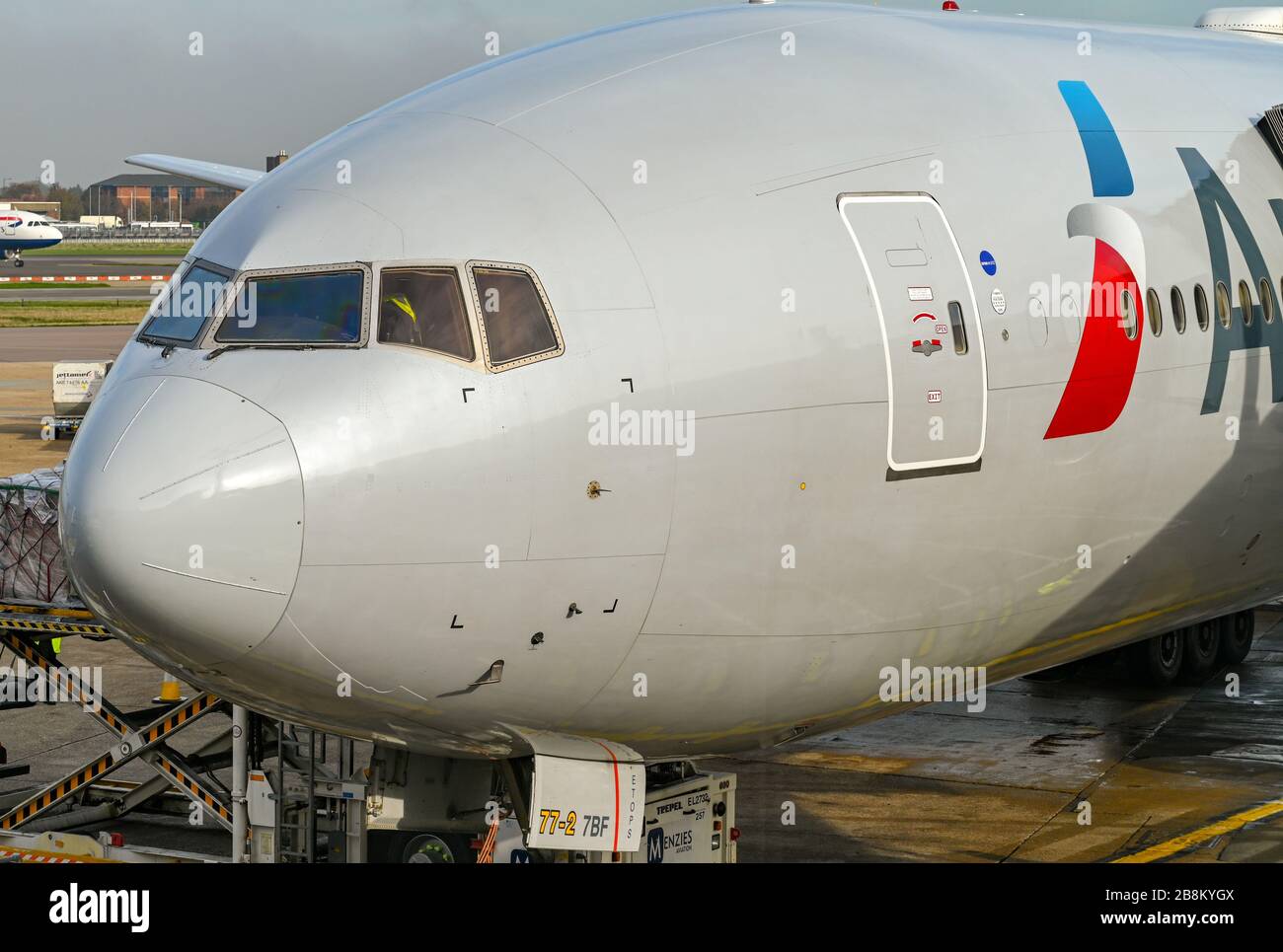 LONDON, ENGLAND - NOVEMBER 2018: Nahaufnahme der Nase eines Langstreckenflugzeugs der American Airlines Boeing 777 am Flughafen London-Heathrow Stockfoto