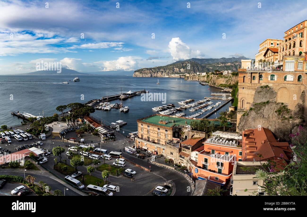 Blick auf den Grande Marina und die Bucht von Neapel, Sorrento, Kampanien, Italien. Stockfoto