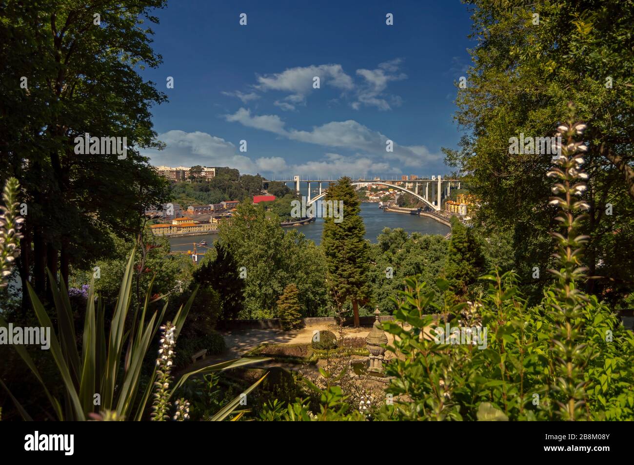 Blick von einem der Gärten des Crystal Palace. Im Hintergrund die Arrábida-Brücke, eine der Ikonen der Städte Porto und V. N. Gaia. Stockfoto