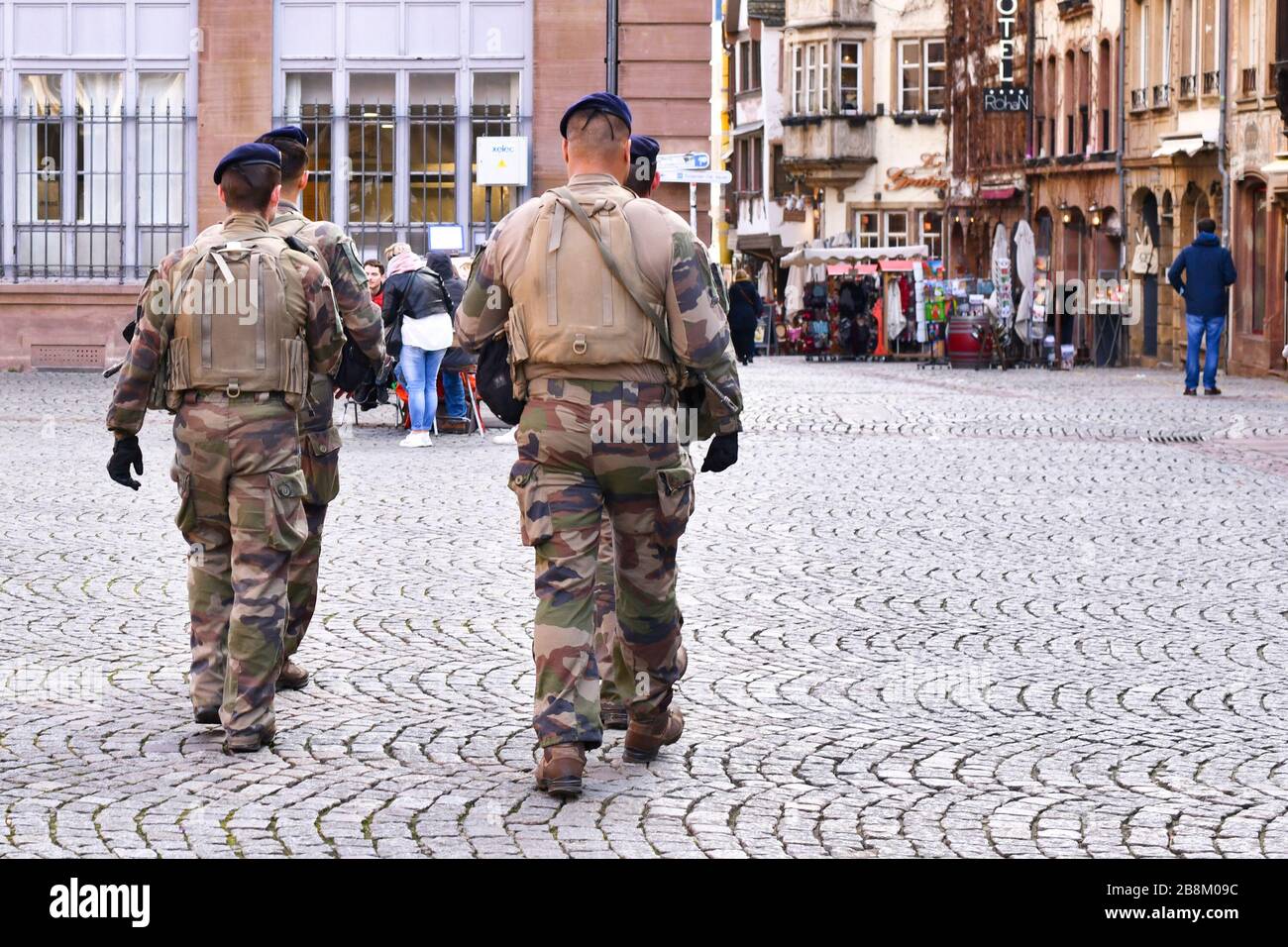 Straßburg, Frankreich - Februar 2020: Soldaten der französischen Sicherheitskräfte in Tarnkleidung patrosen in der historischen Innenstadt von Straßburg Stockfoto