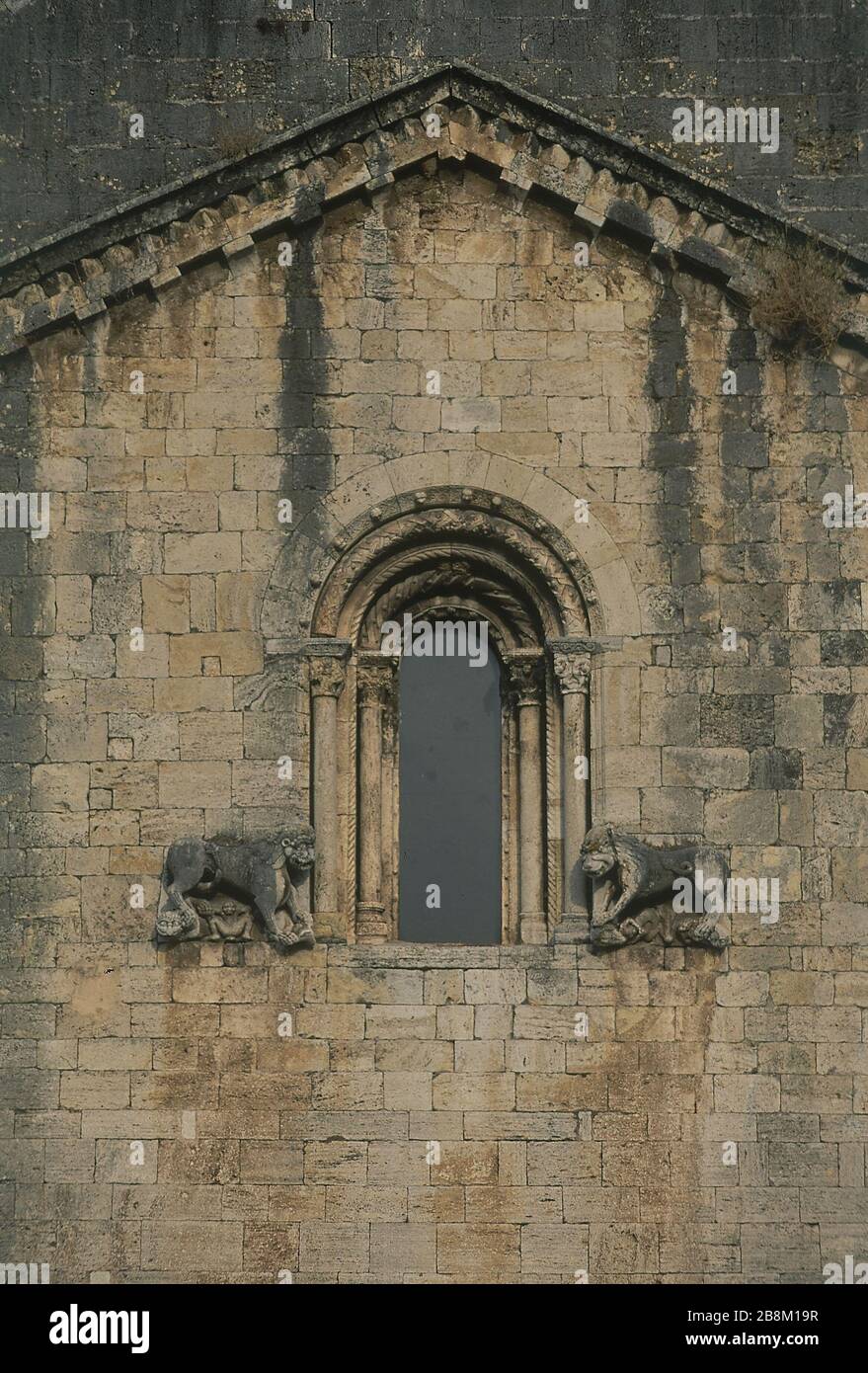 VENTANA ROMANICA FLANQUEADA POR DOS LEONES - SIGLO XII ORT: MONASTERIO DE SAN PEDRO. BESALU. GERONA. SPANIEN. Stockfoto