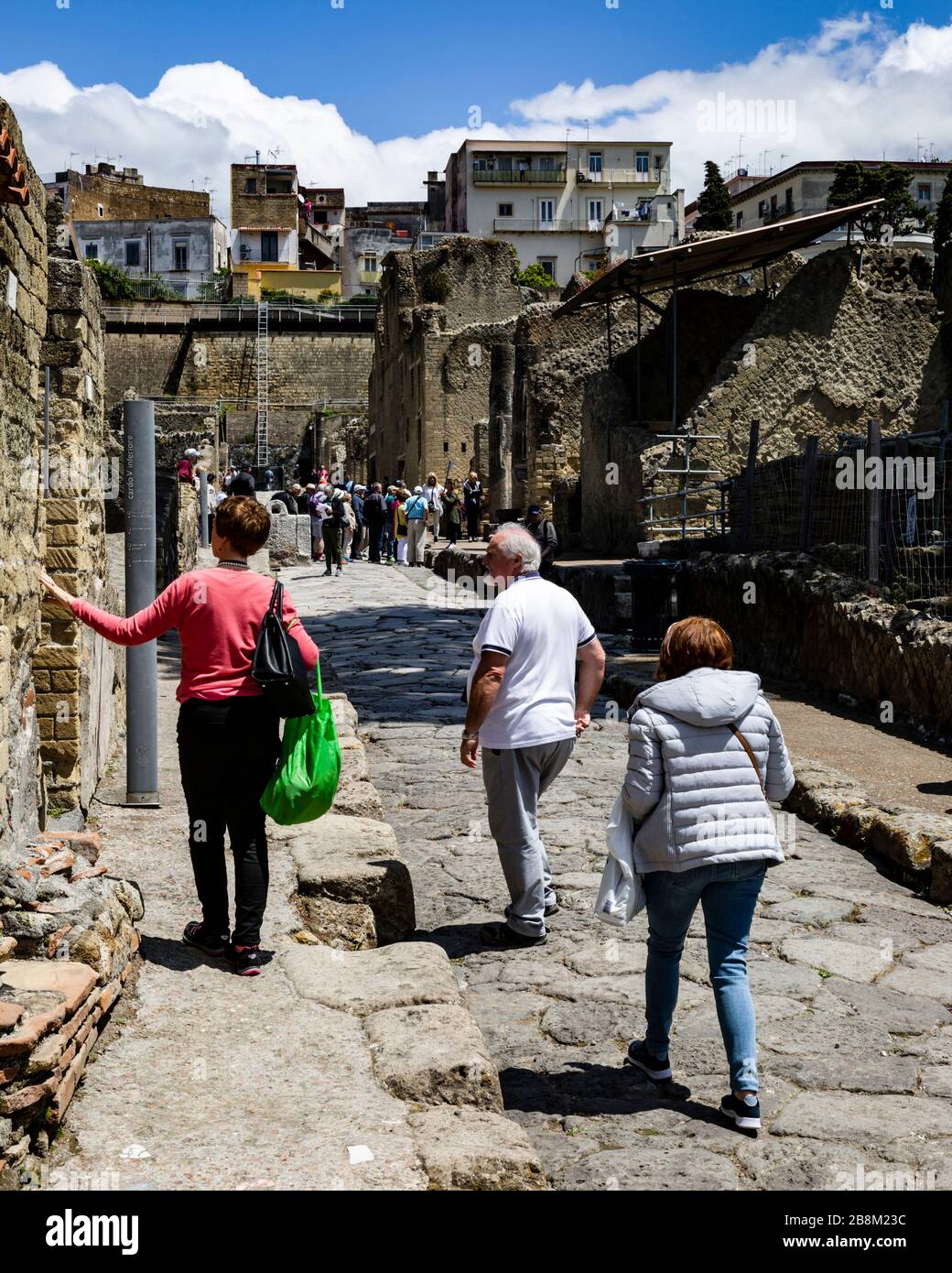 Touristen, die die Ruinen von Herculaneum, Kampanien, Italien erkunden. Stockfoto