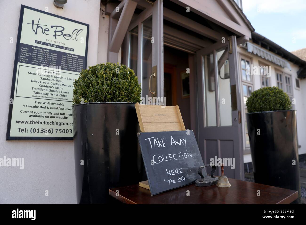 Ein Schild zeigt die Bell in Eckington, Worcestershire, die einen Abfertigungsdienst bereitstellt, nachdem Boris Johnson Kneipen und Restaurants im ganzen Land geschlossen hat, als die Regierung "beispiellose" Maßnahmen zur Deckung des Lohns von Arbeitern vorlegte, deren Arbeitsplätze durch den Ausbruch des Coronavirus bedroht waren. Stockfoto