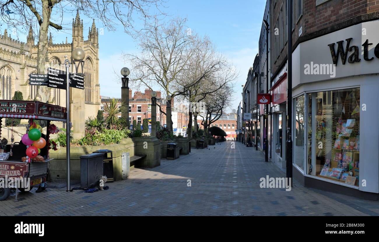 Wakefield, England, Großbritannien, 22. März 2020. Teil der desertierten Innenstadt nach der Schließung von Restaurants und Pubs aufgrund von Coronavirus. Stockfoto