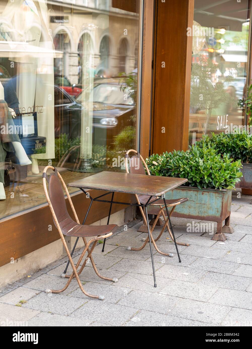 Leerer Café-Tisch auf der Straße ohne Leute Stockfoto