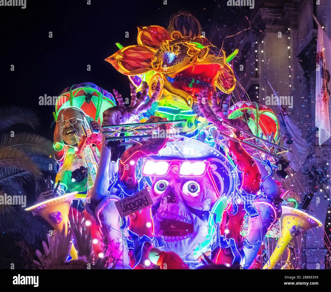 VALLETTA, MALTA-FEB 23.2020 - bunte Floskel vom Internationalen Karneval von Malta.bunte Floskel während der Durchführung der Grand Show Mardi Gras Malta Car Stockfoto
