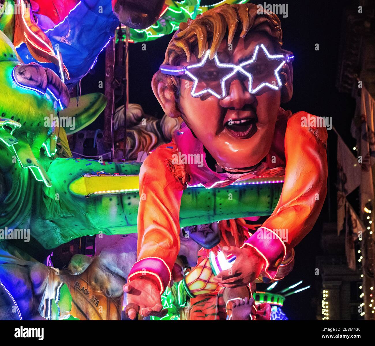 VALLETTA, MALTA-FEB 23.2020 - bunte Floskel vom Internationalen Karneval von Malta.bunte Floskel während der Durchführung der Grand Show Mardi Gras Malta Car Stockfoto