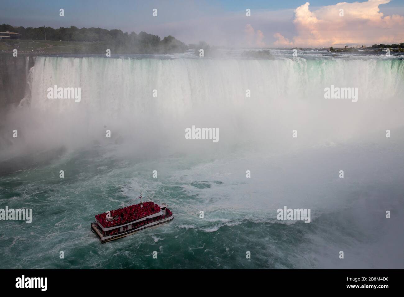 Kanadisches Ausflugsboot, das sich den Niagarafällen nähert Stockfoto