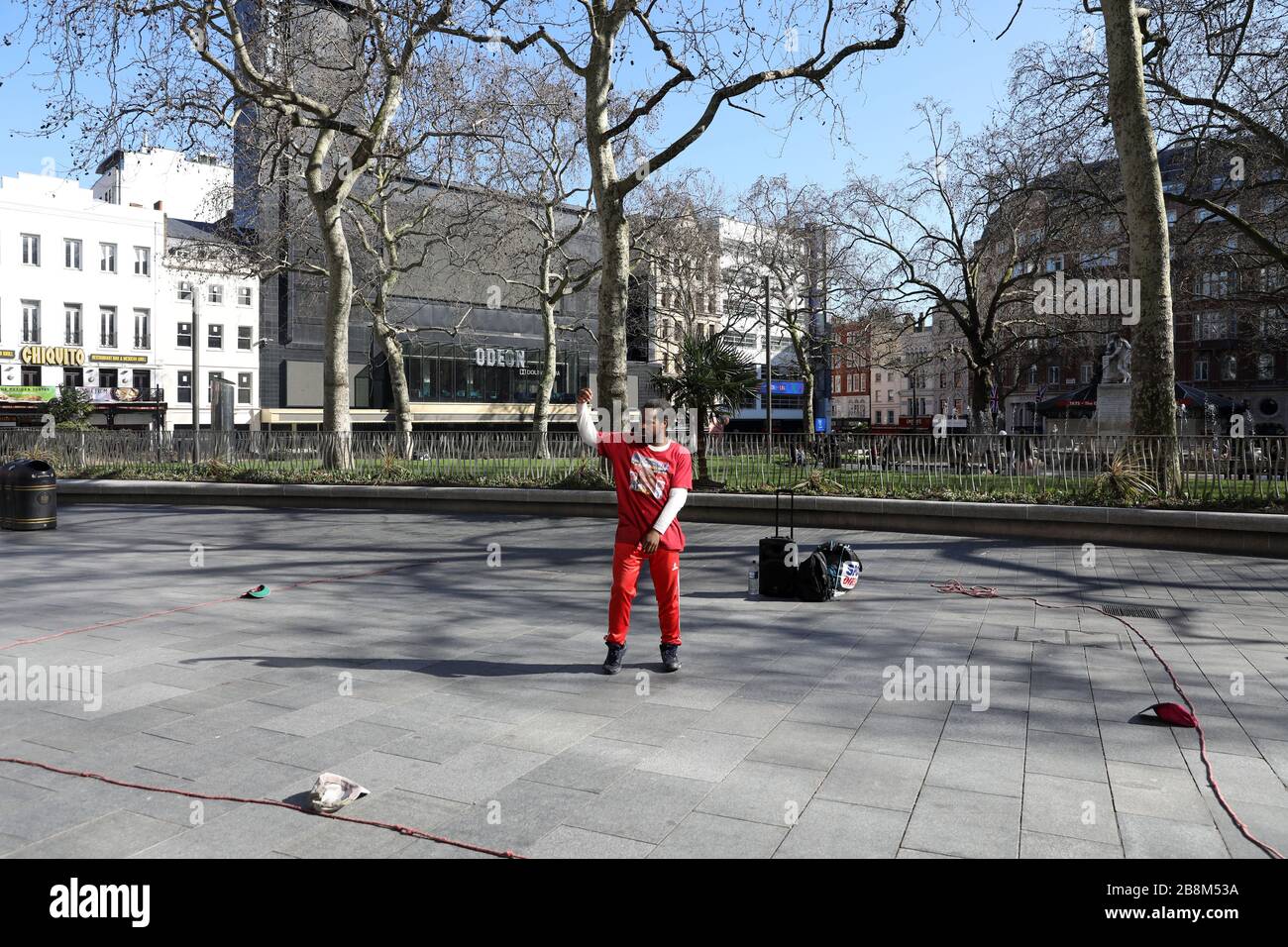 pic Shows:Leicester Square - Street-Performer tanzt, hat aber kein Publikum Sunny Weather, aber die Touristen und Massen hielten sich weitgehend von Central Lon frei Stockfoto